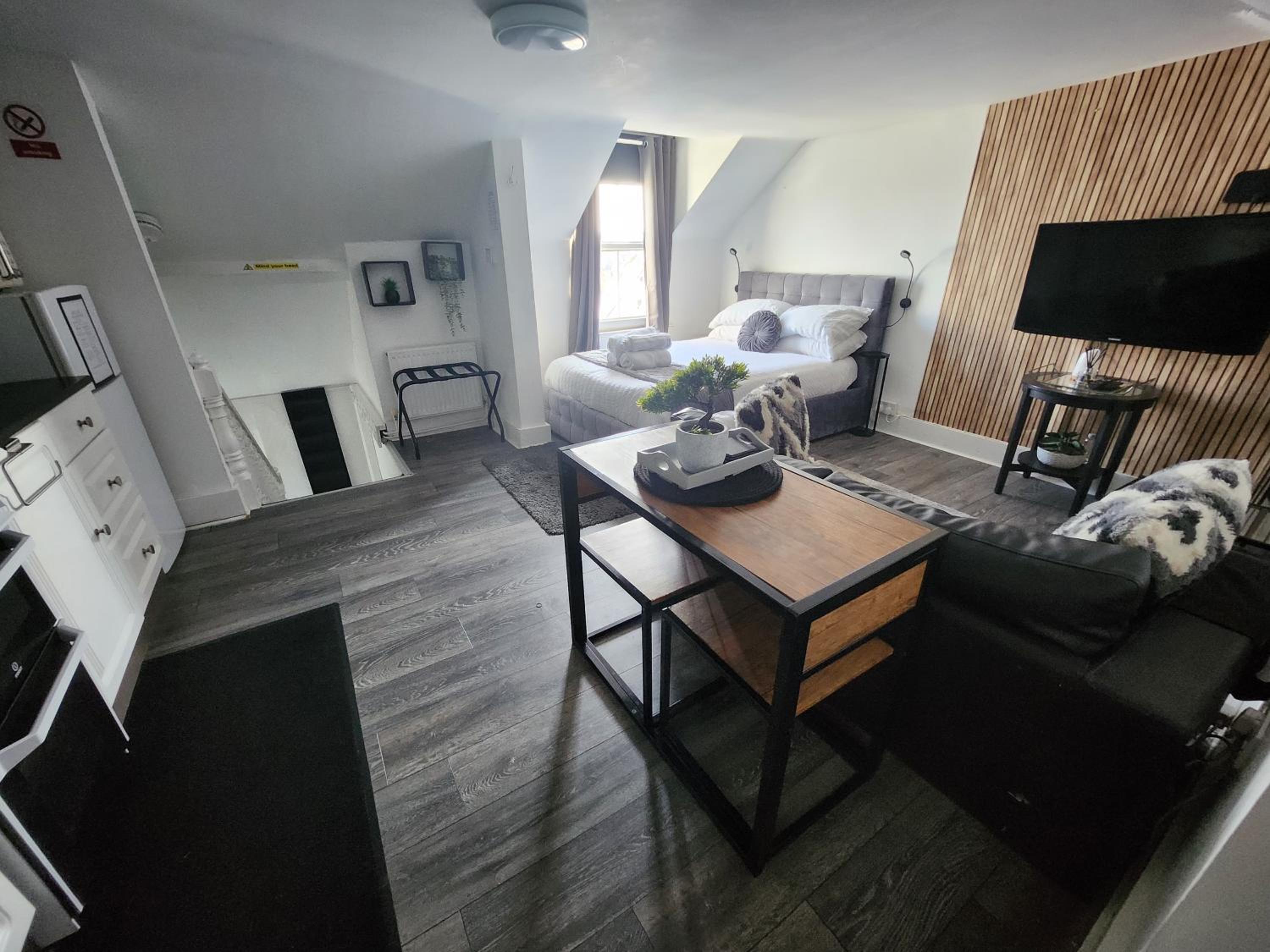One-Bedroom Apartment photo 1