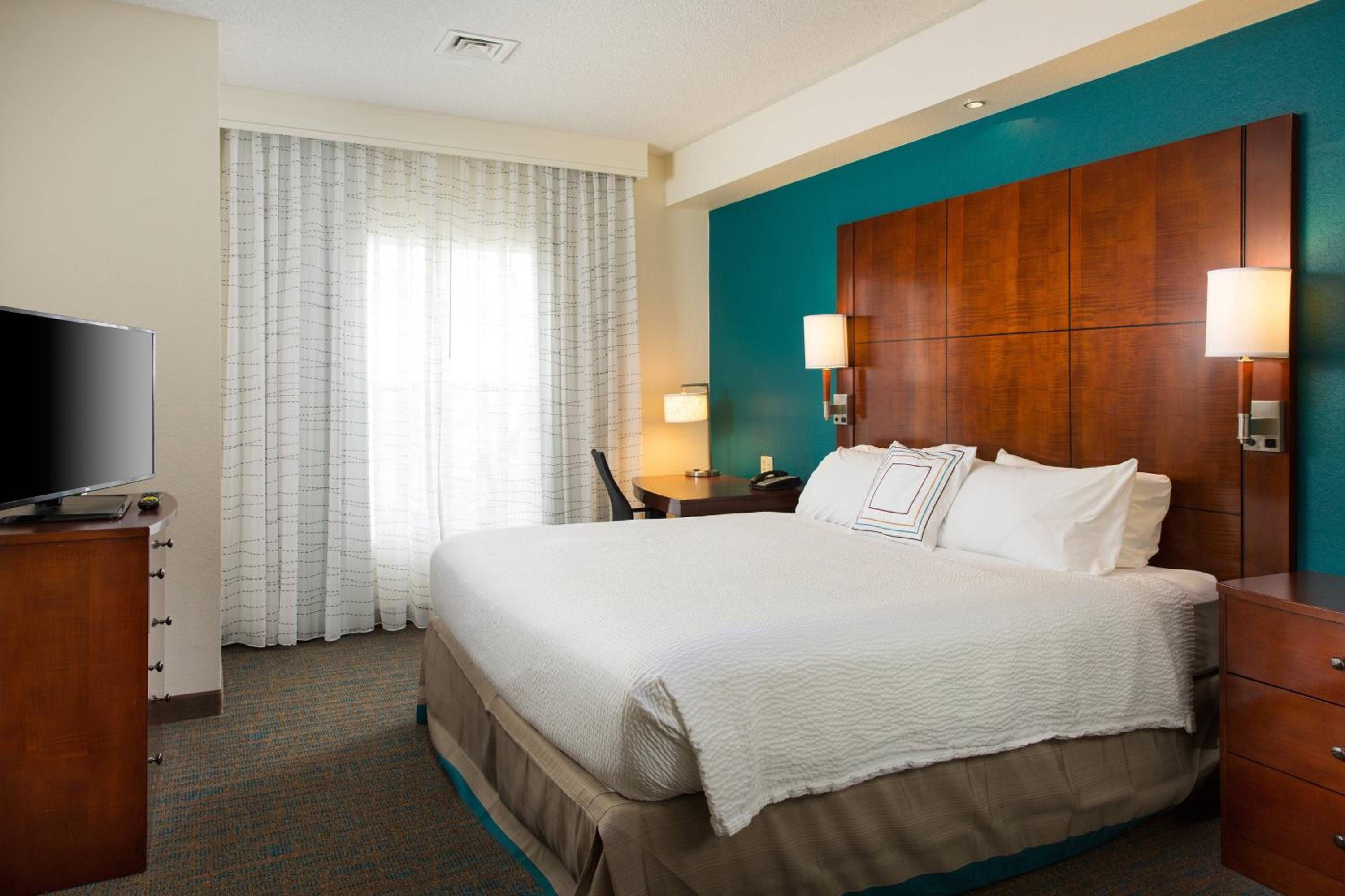 Pure Wellness King Room with Sofa Bed - Photo 2