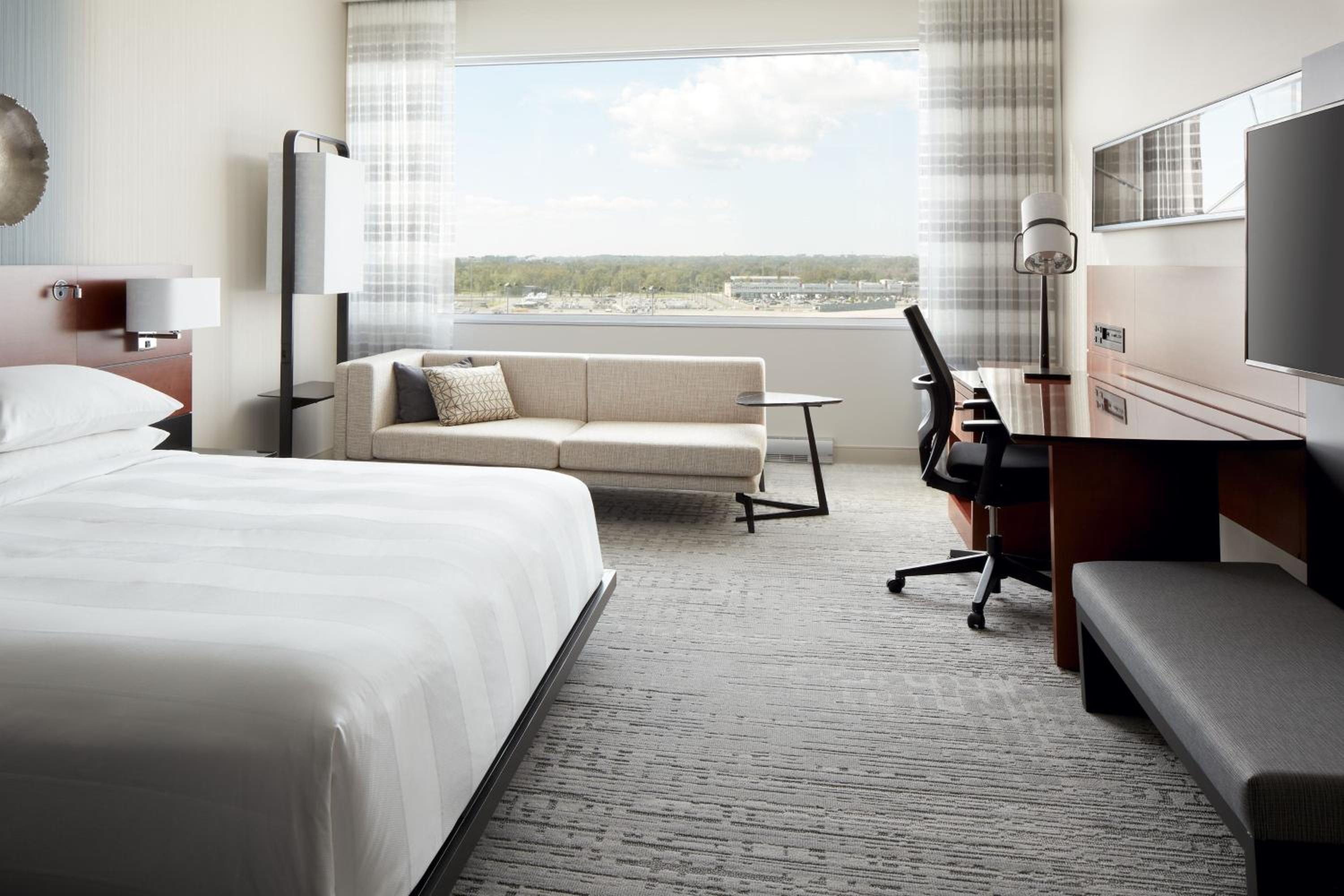 King Room with Airport View - Photo 1