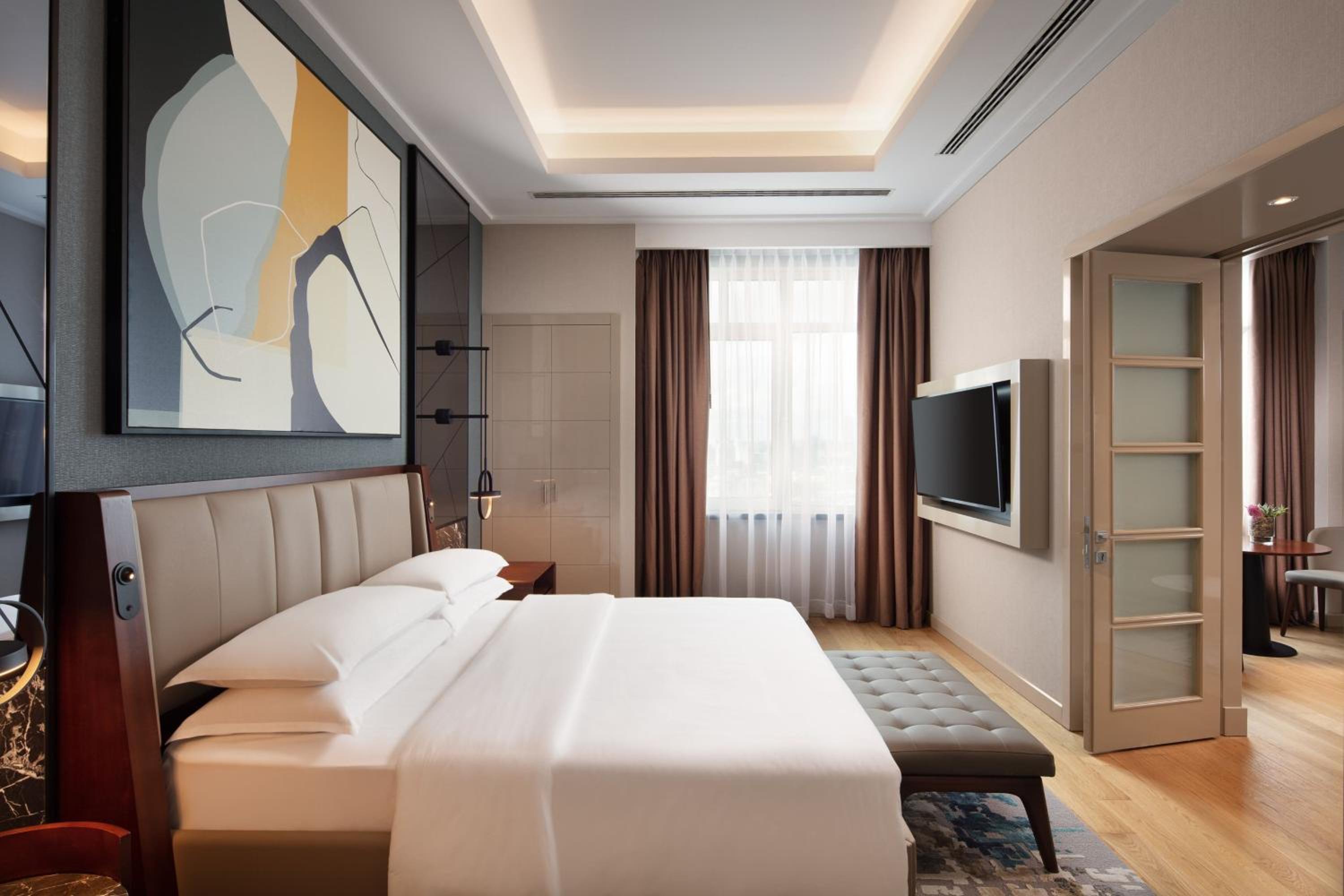 Executive Suite with Panoramic City View - Lounge Access