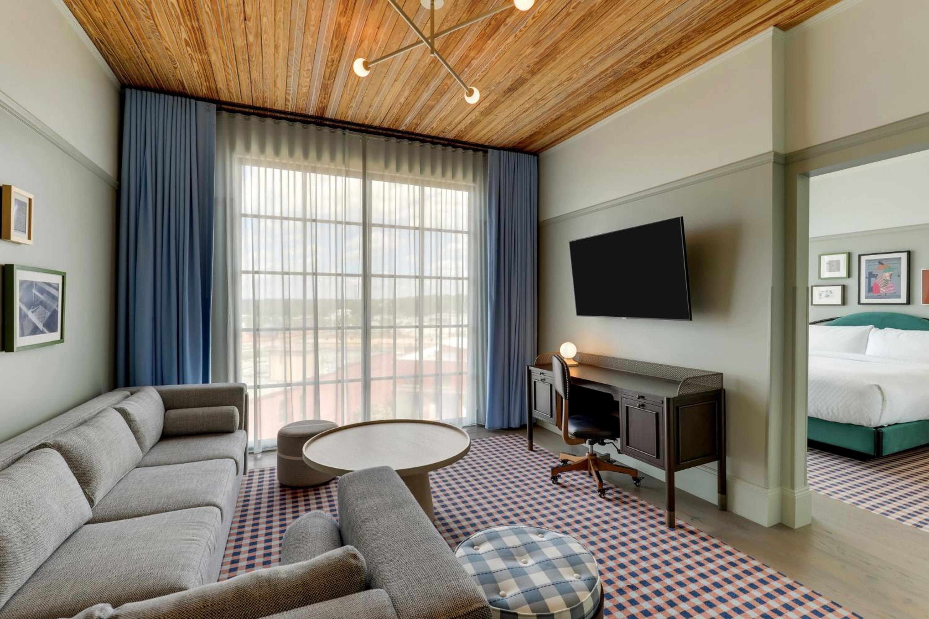 Junior Suite, 1 King (Mobility & Hearing Accessible w/ Roll-in Shower) - Photo 2