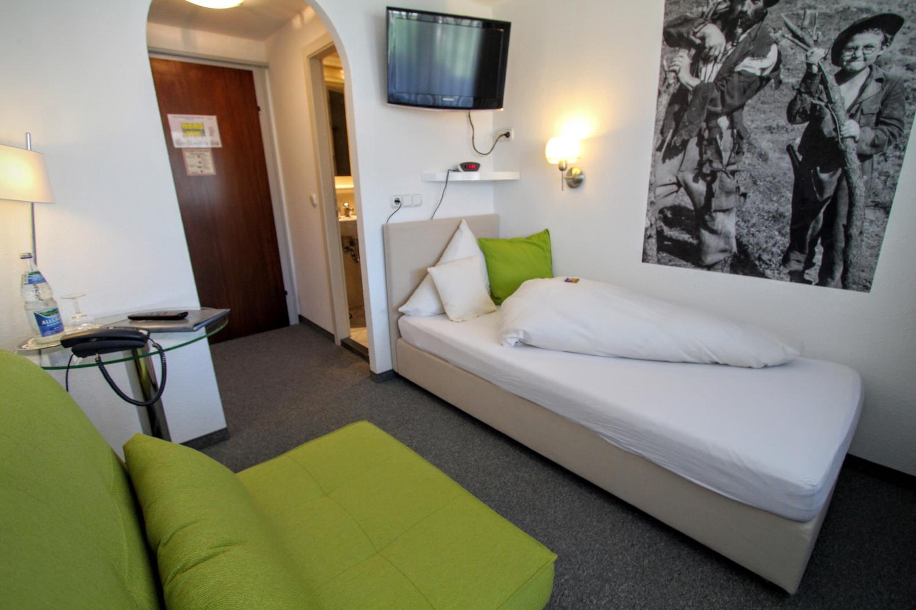 Single Room with Balcony photo 2