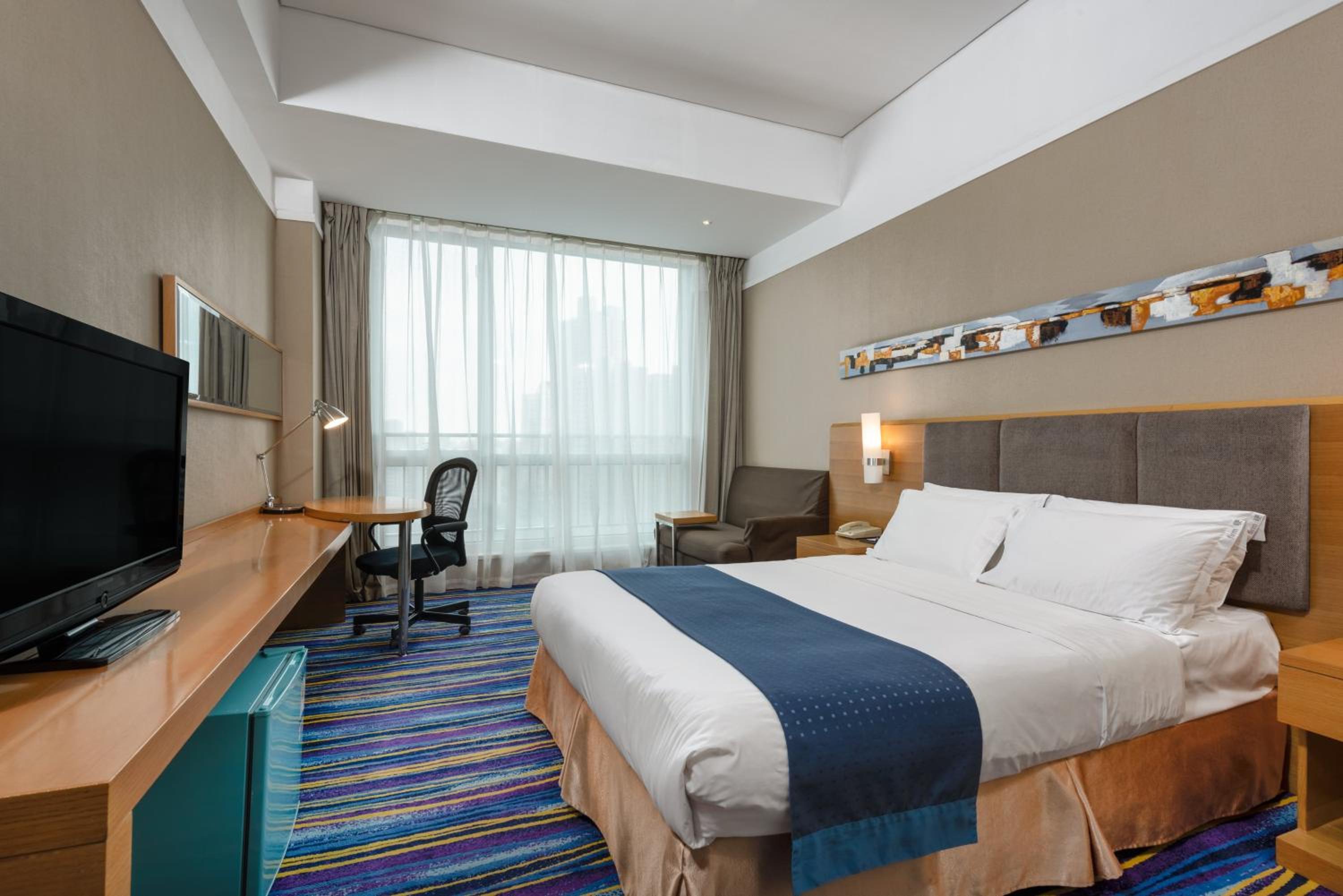 Standard King Room with City View - Photo 4