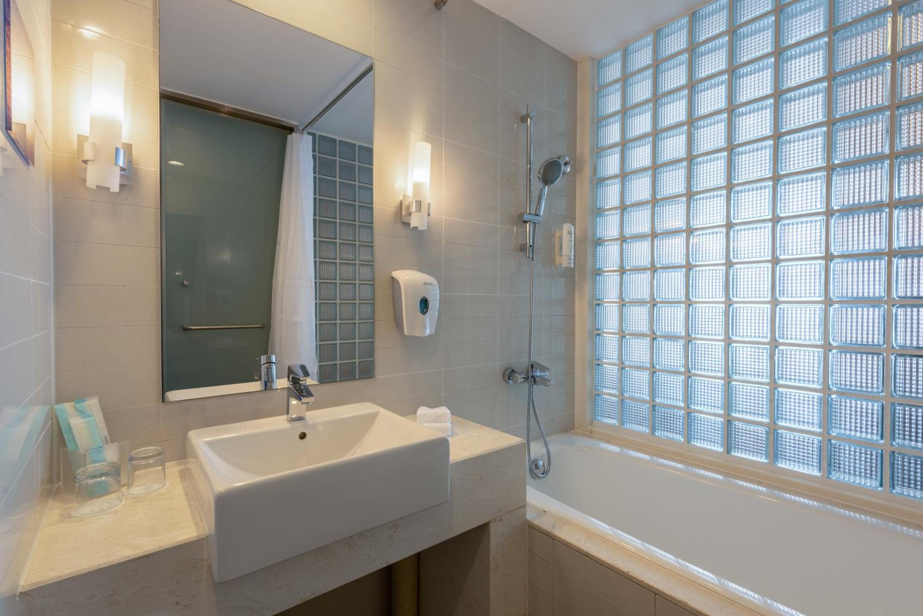 Standard King Room with City View - Photo 3
