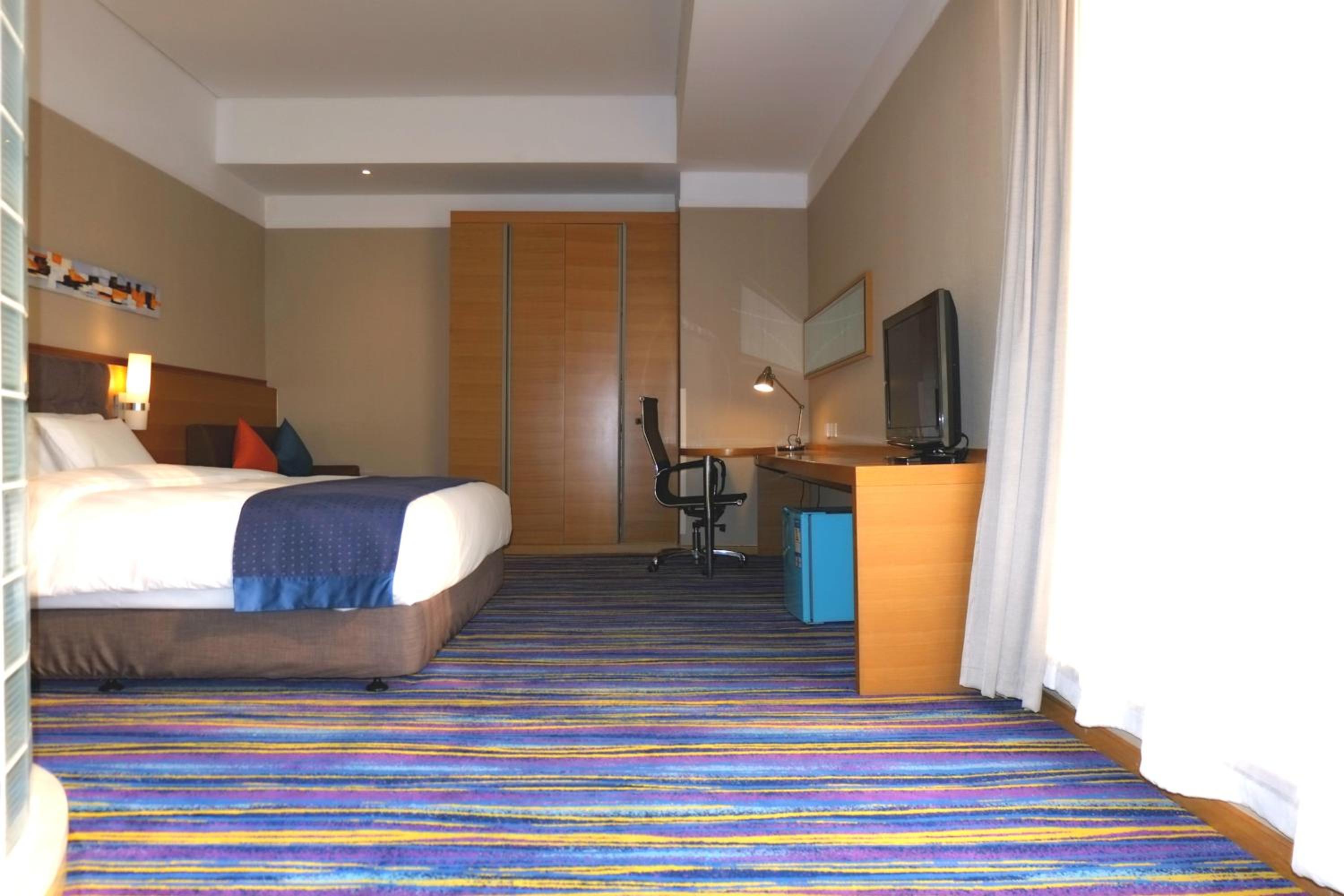 Standard King Room with Extra Floor Space - Photo 3