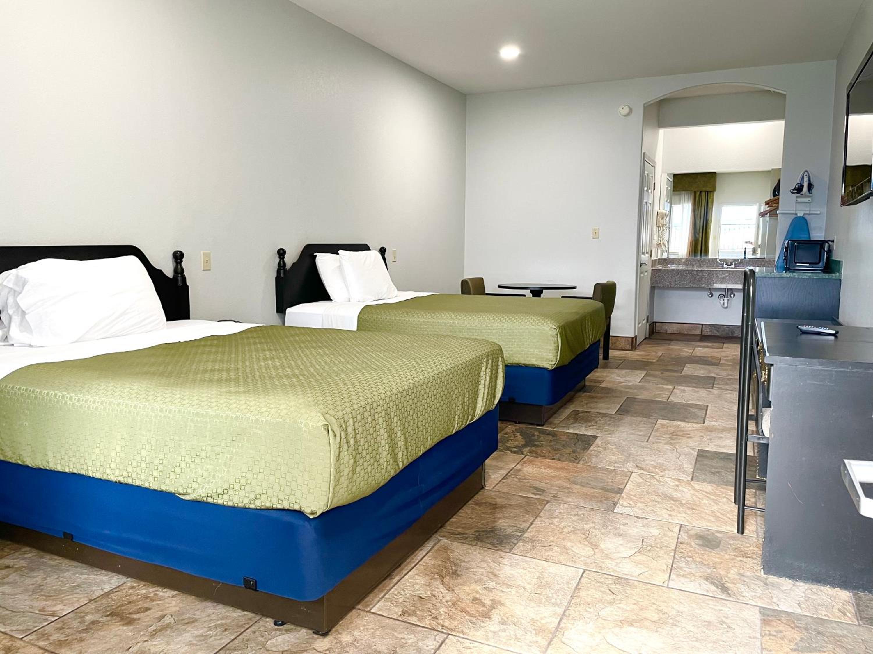 Queen Room with Two Queen Beds - Photo 11