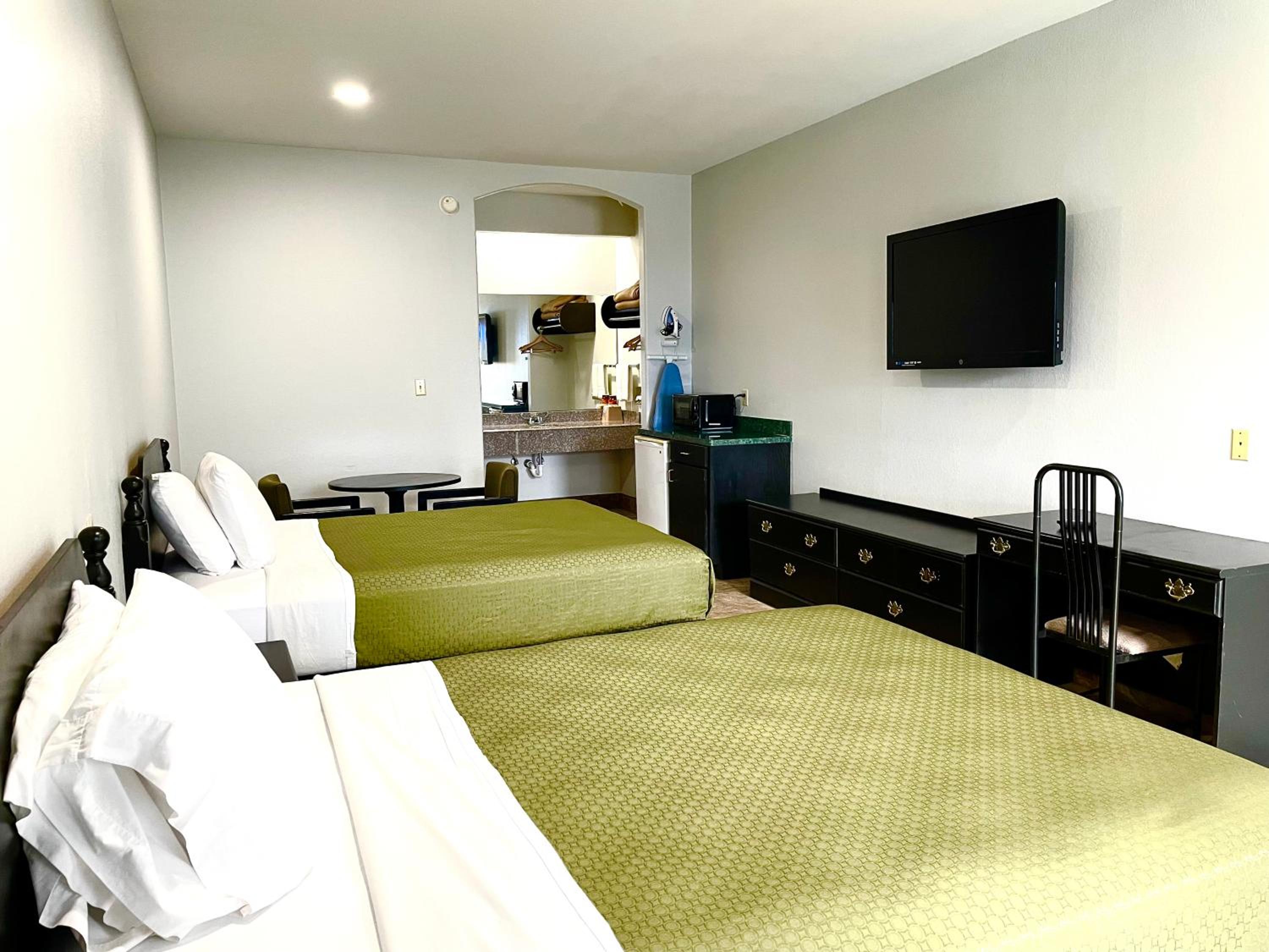 Queen Room with Two Queen Beds - Photo 9