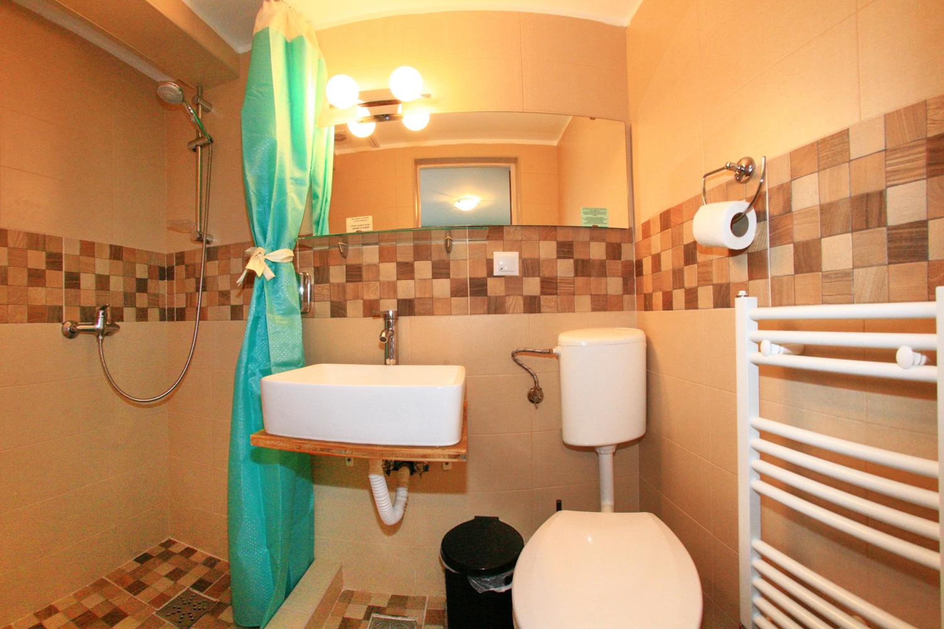 Double Room with Private Bathroom - Photo 32