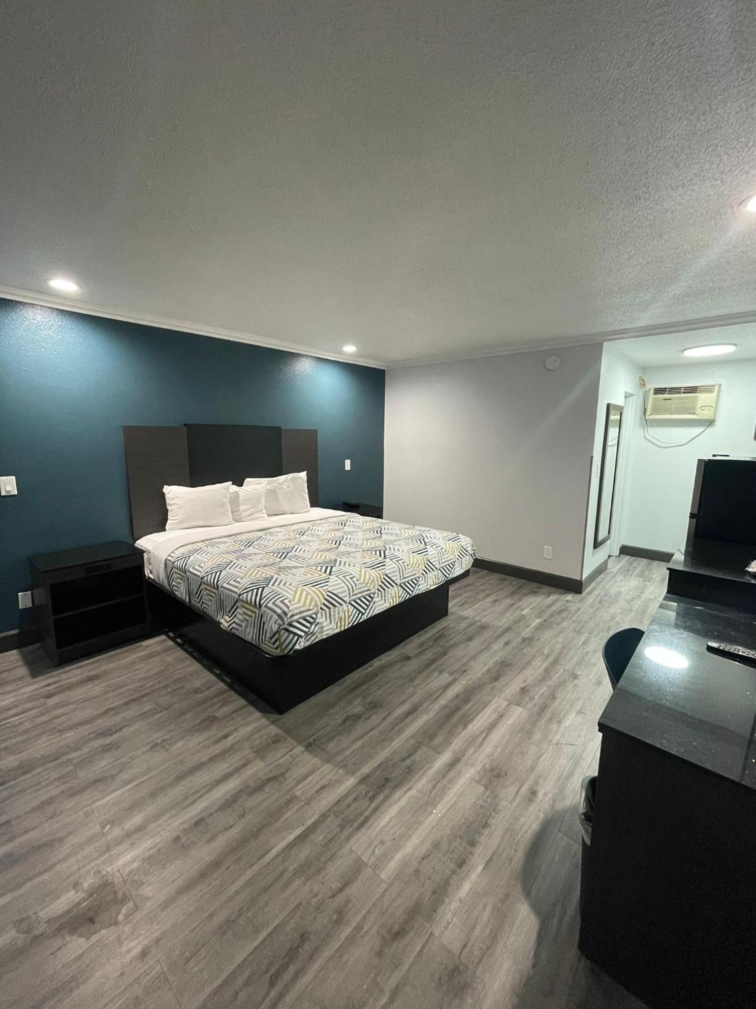 King Room - Non-Smoking - Photo 11