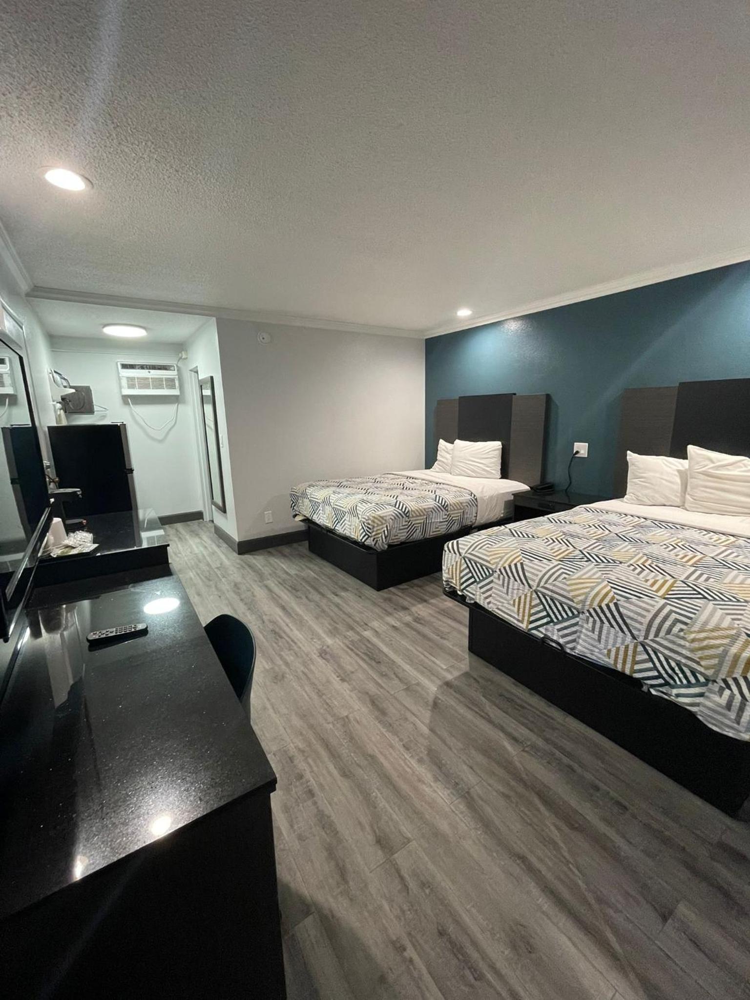 Queen Room with Two Queen Beds - Smoking photo 3