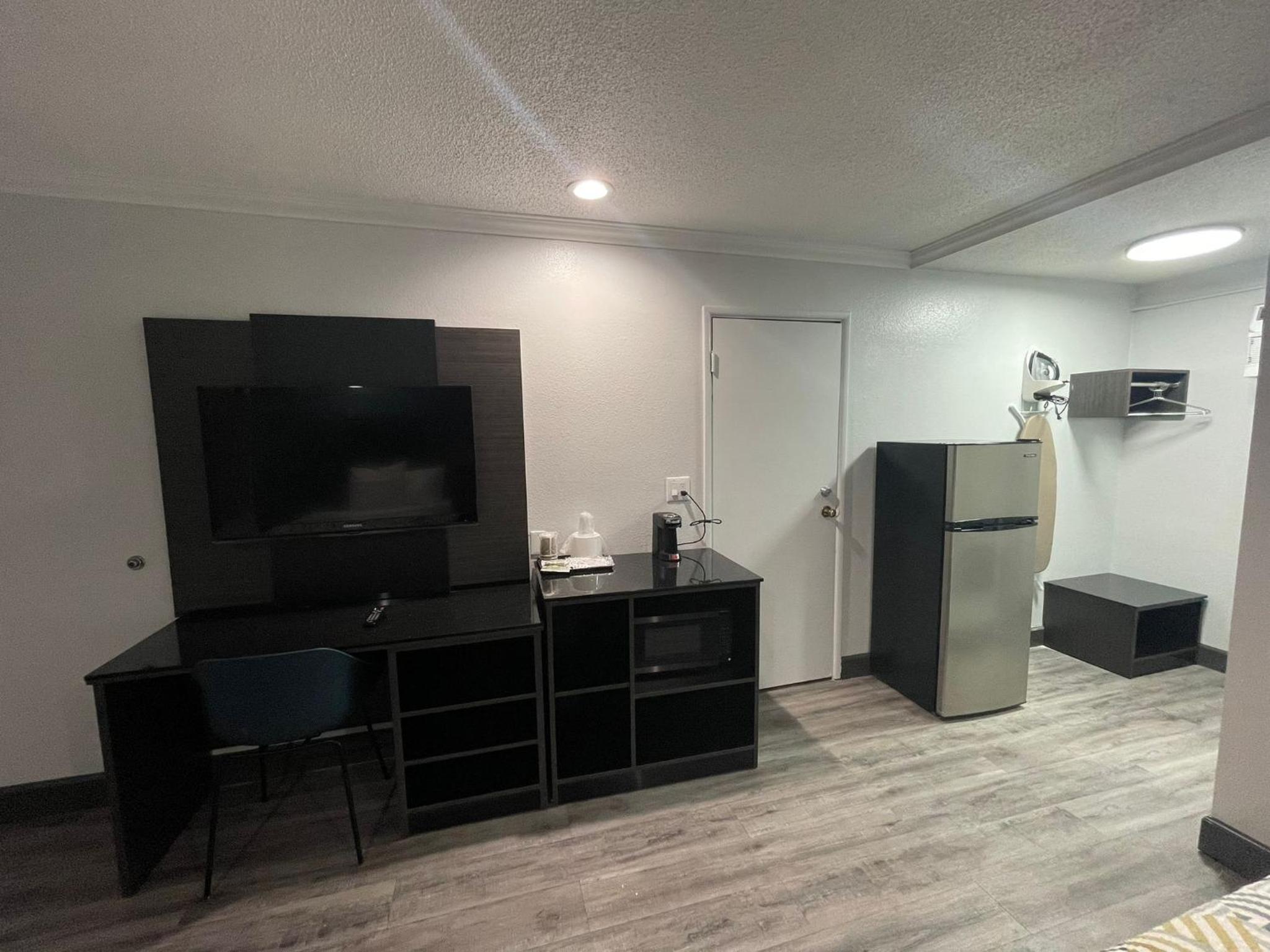 King Room - Non-Smoking - Photo 10