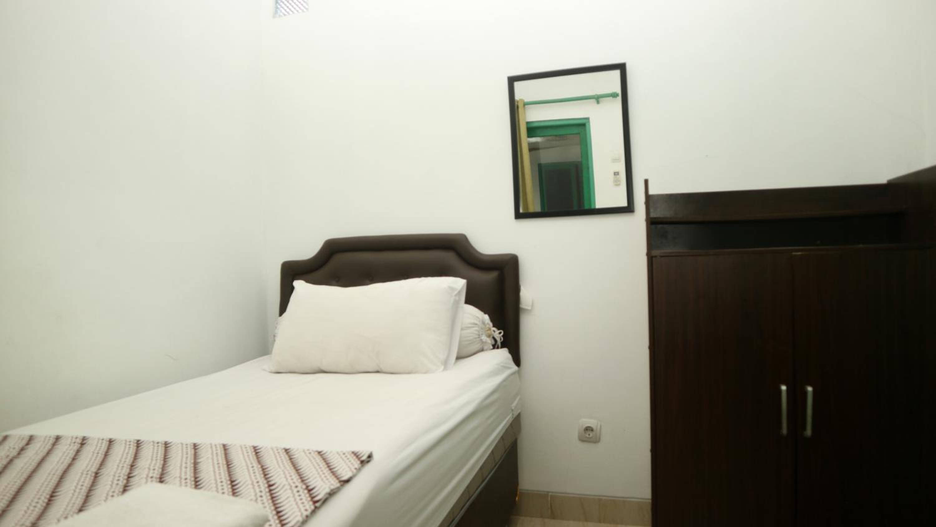 Single Room With Private Bathroom - Photo 11