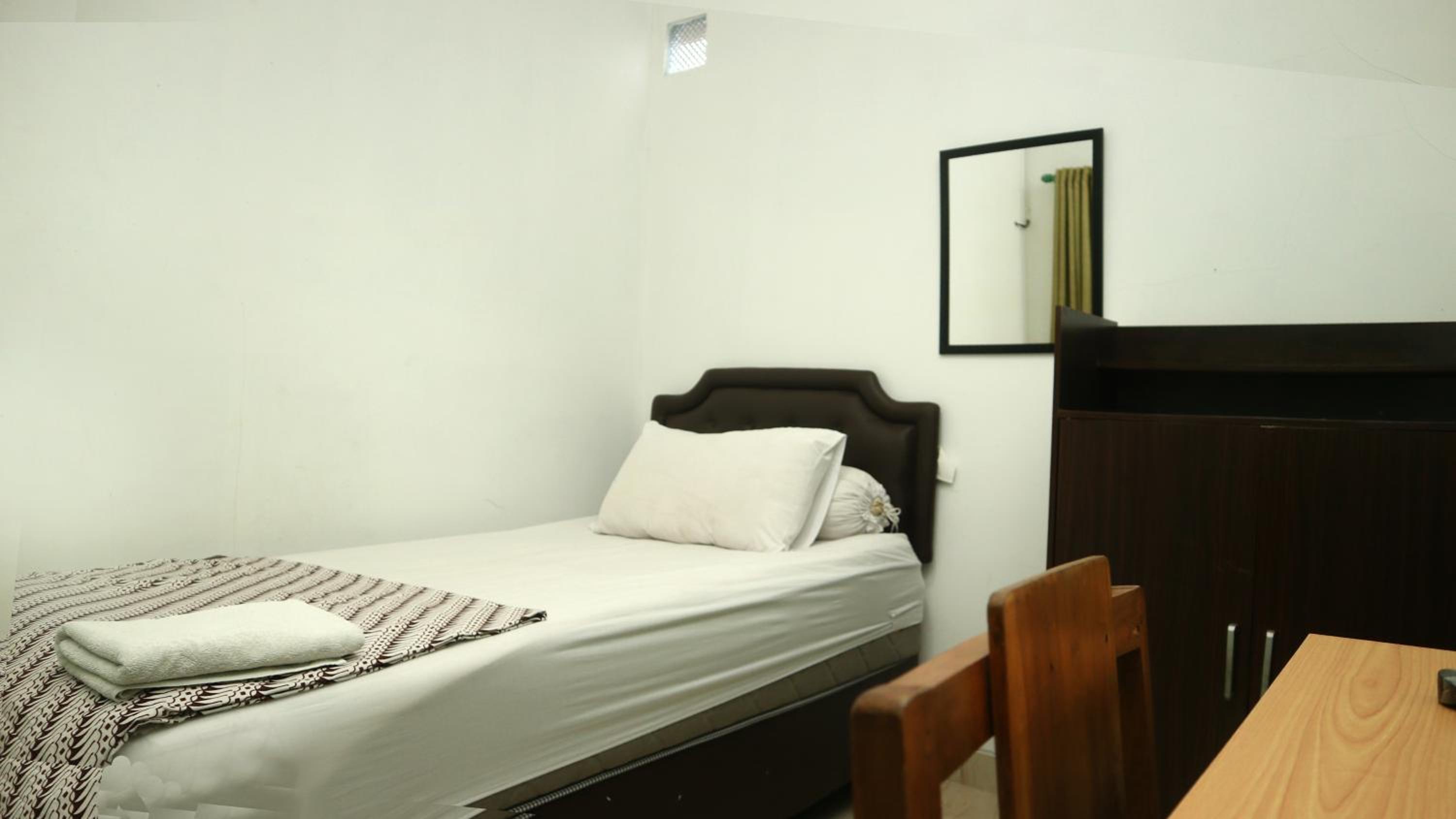 Single Room With Private Bathroom - Photo 9