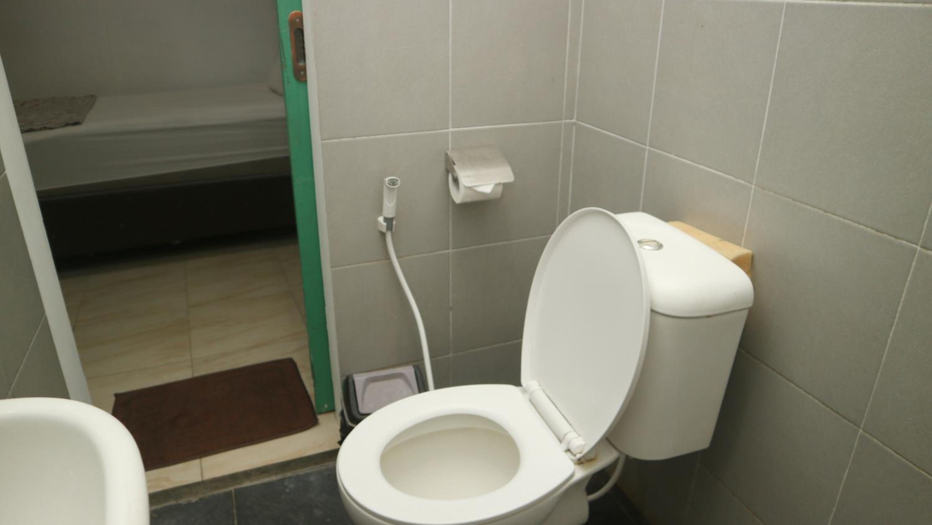 Single Room With Private Bathroom - Photo 2