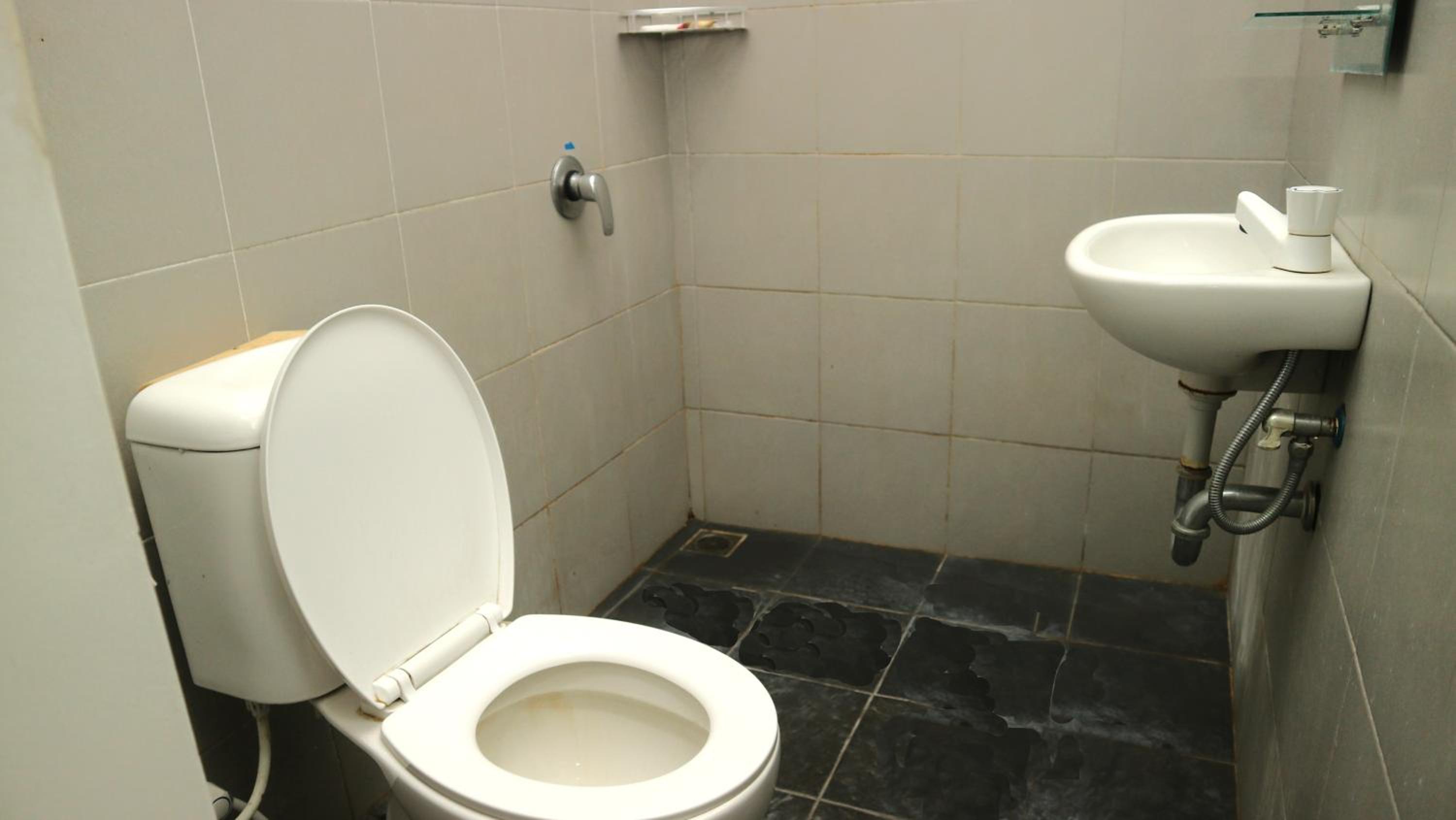 Single Room With Private Bathroom - Photo 18