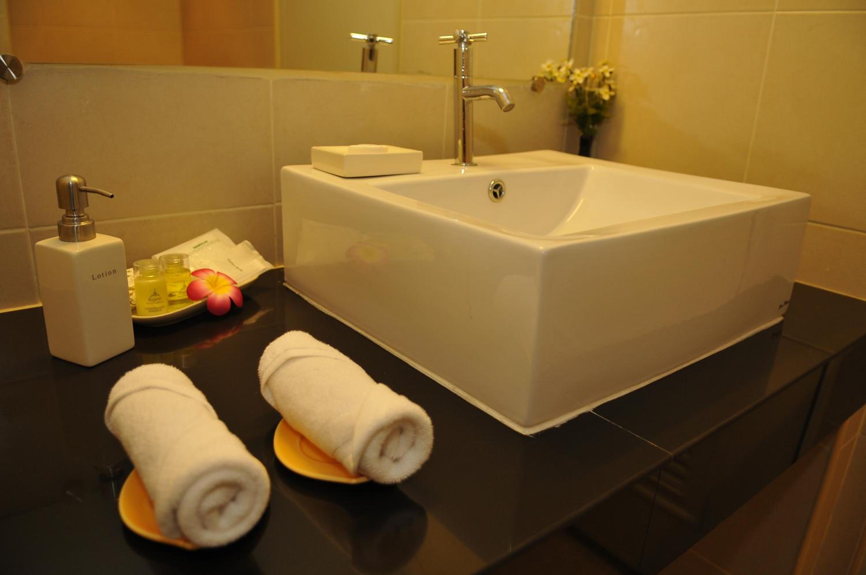 Deluxe Twin Room with Round Trip Airport Transfer - Photo 8