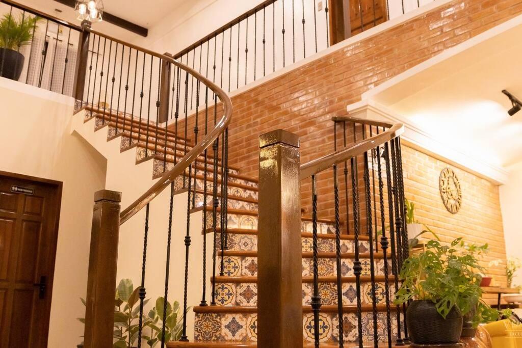 Five-Bedroom House photo 2