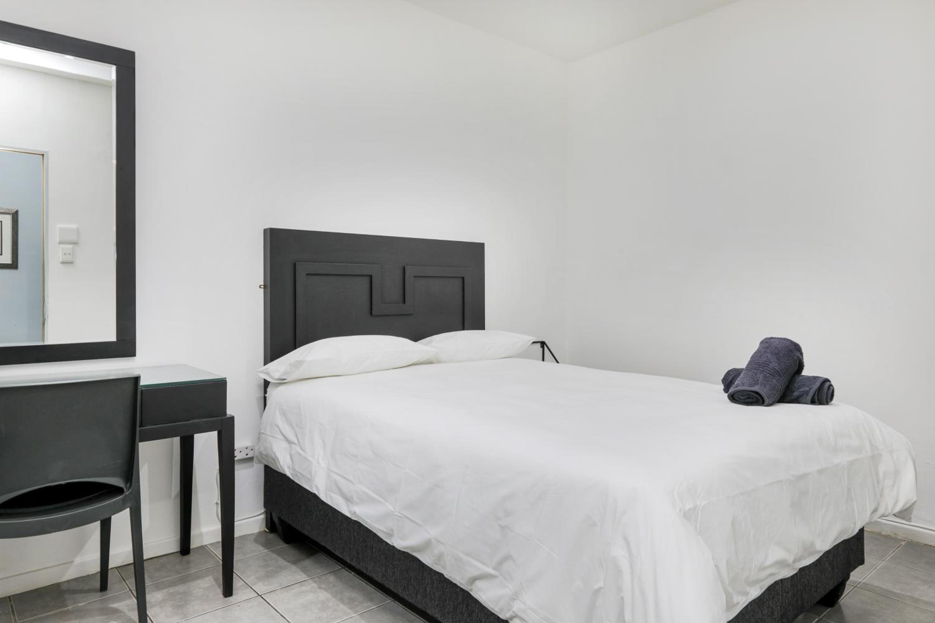 Economy Double Room - Photo 10