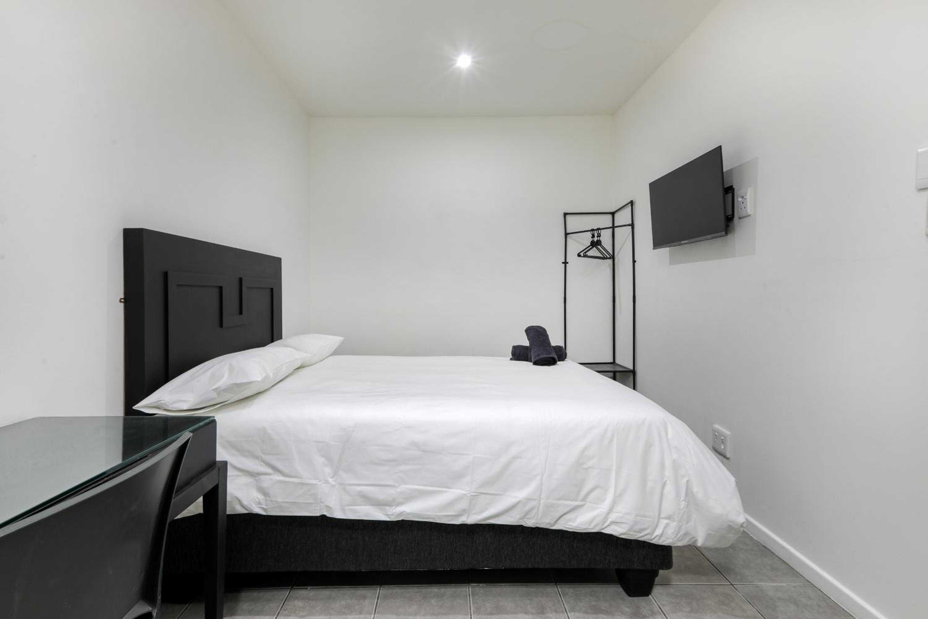 Economy Double Room - Photo 9