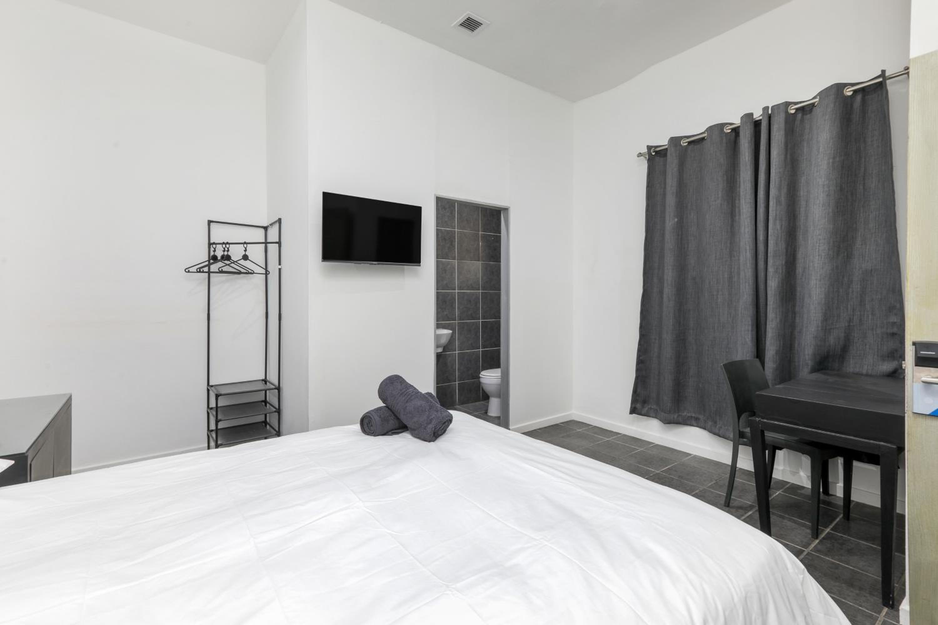 Double Room - Photo 13