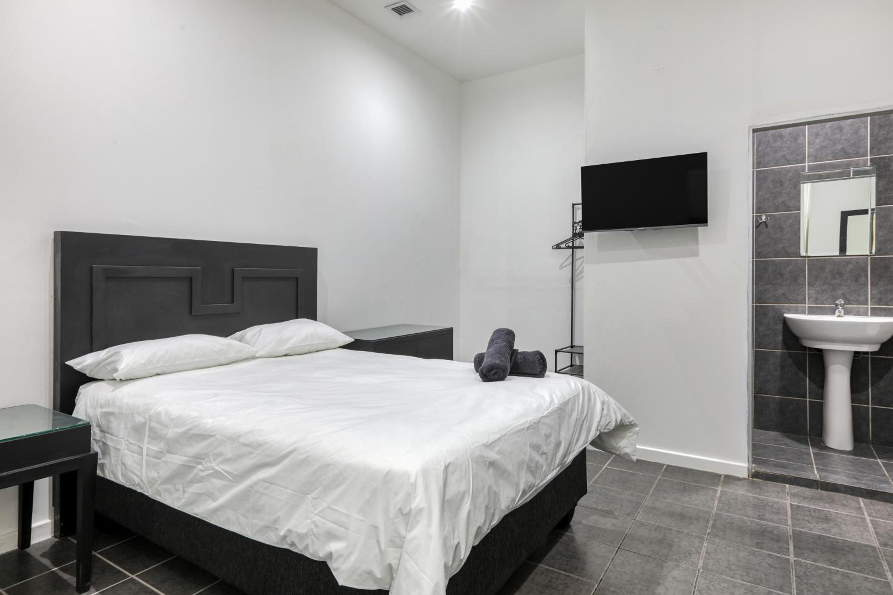 Double Room - Photo 16