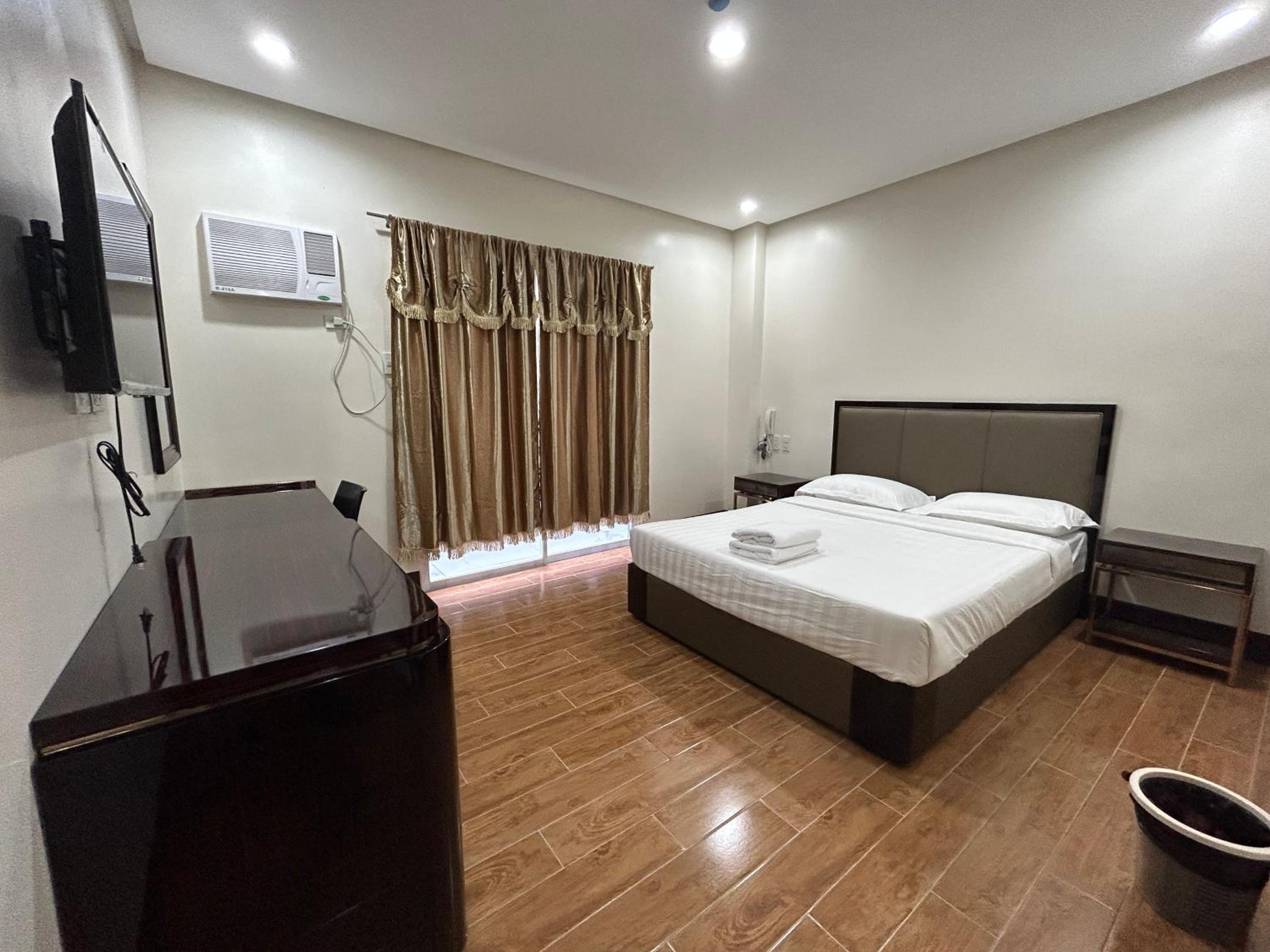 Executive Suite - Photo 4