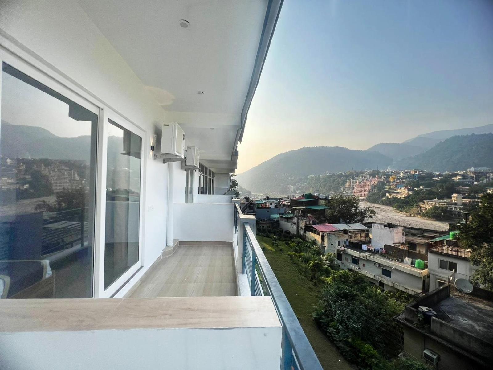 Deluxe Double Room with Balcony photo 2