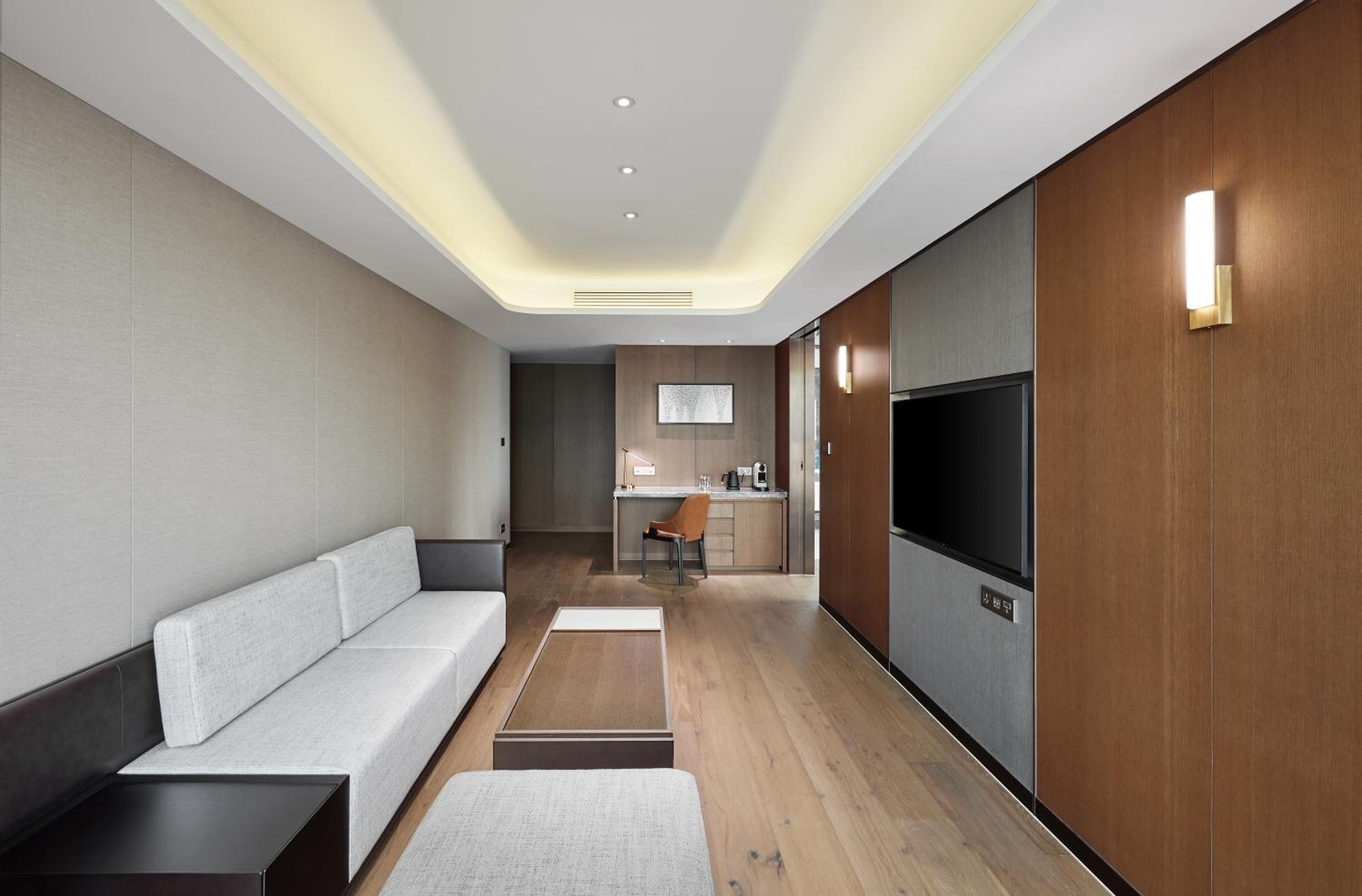 Corner Suite - Photo 2