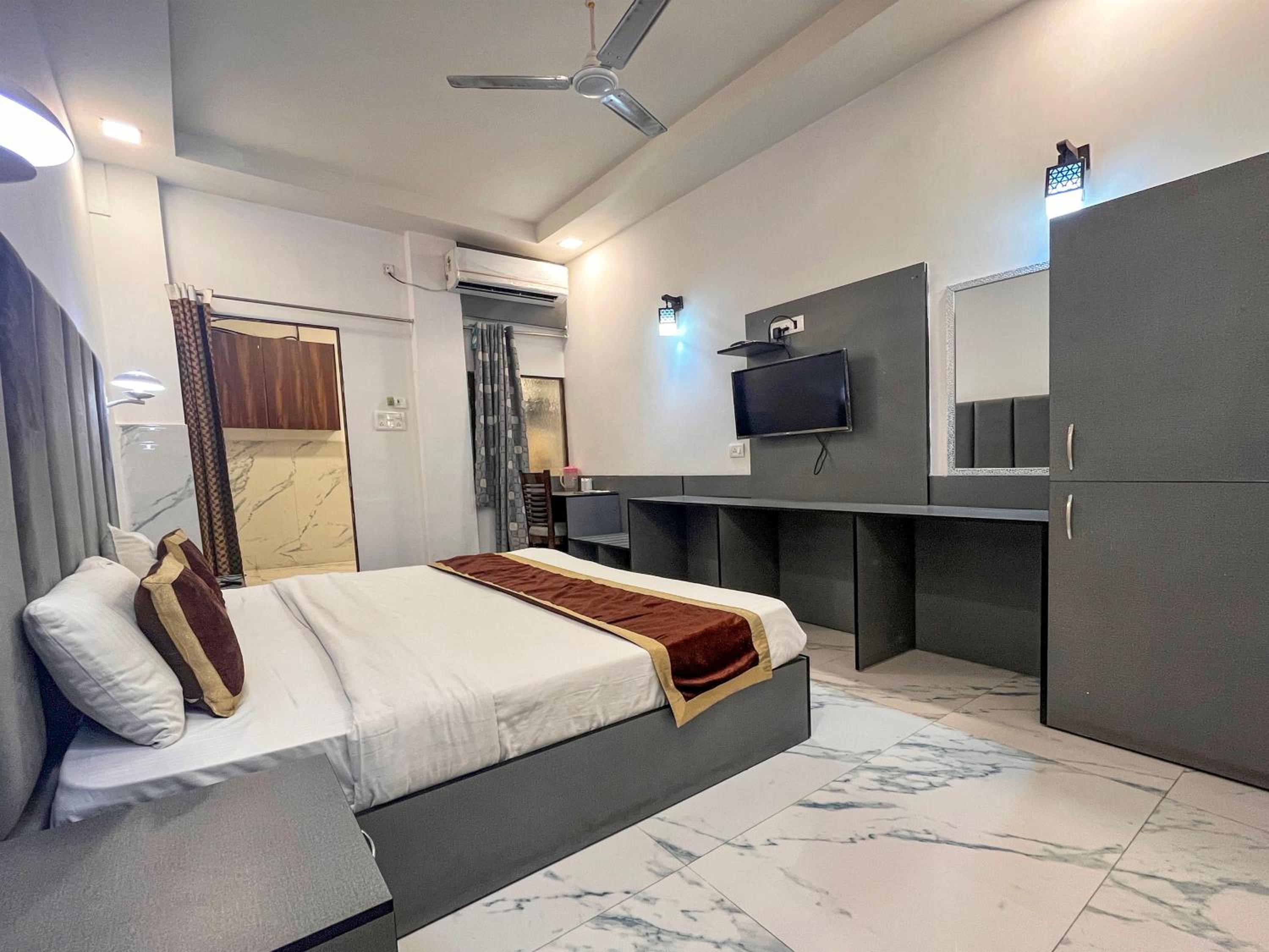 Deluxe Room - Photo 25