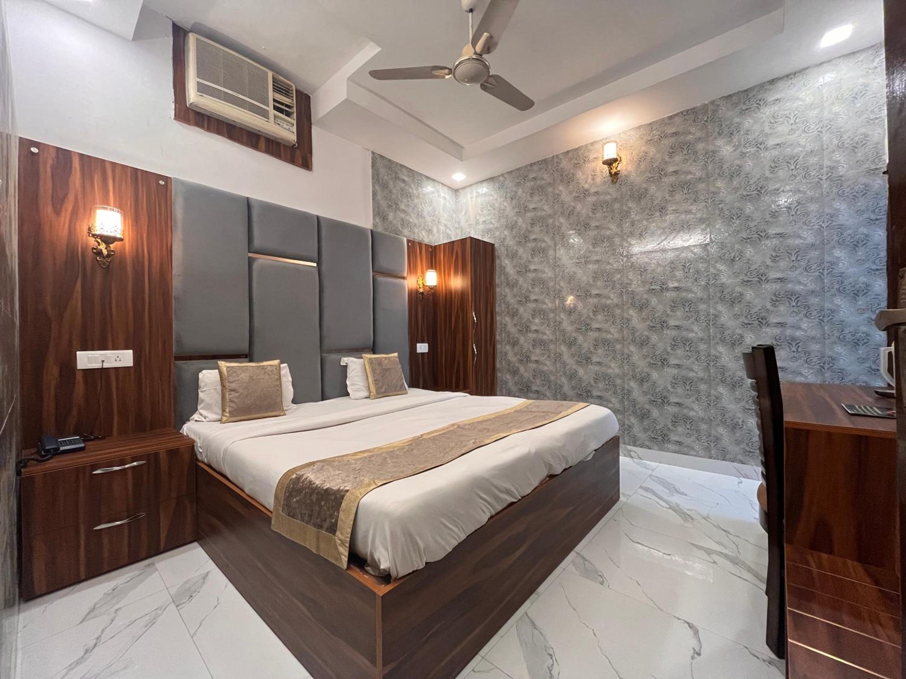 Deluxe Room - Photo 23