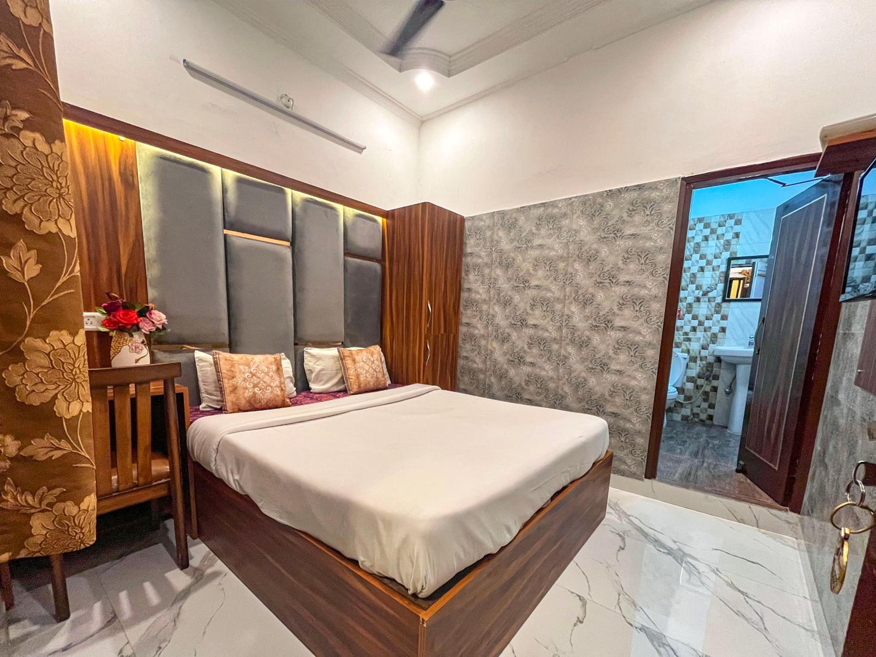 Deluxe Room - Photo 21