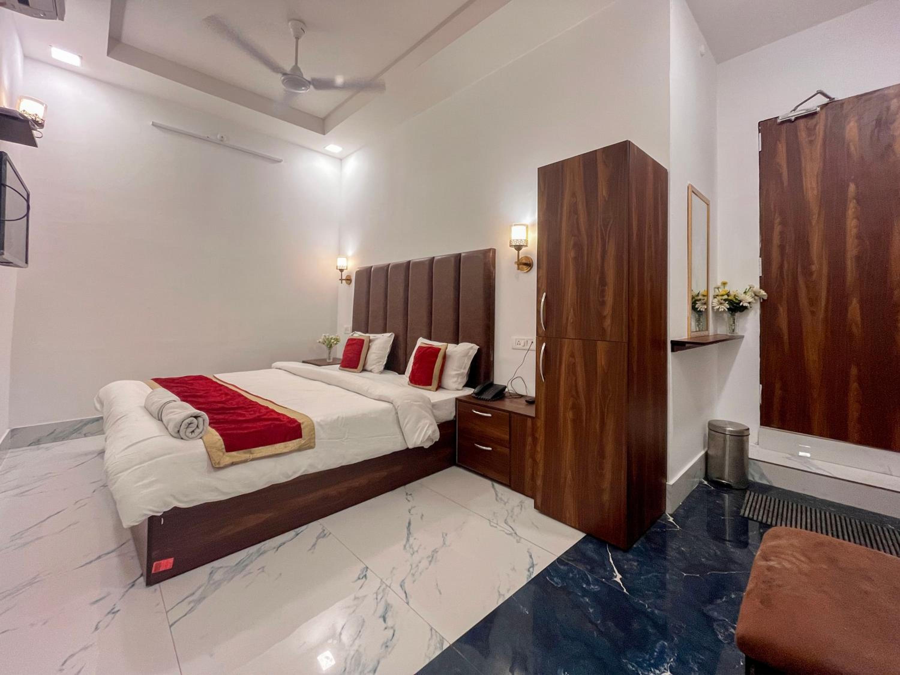 Deluxe Room - Photo 10