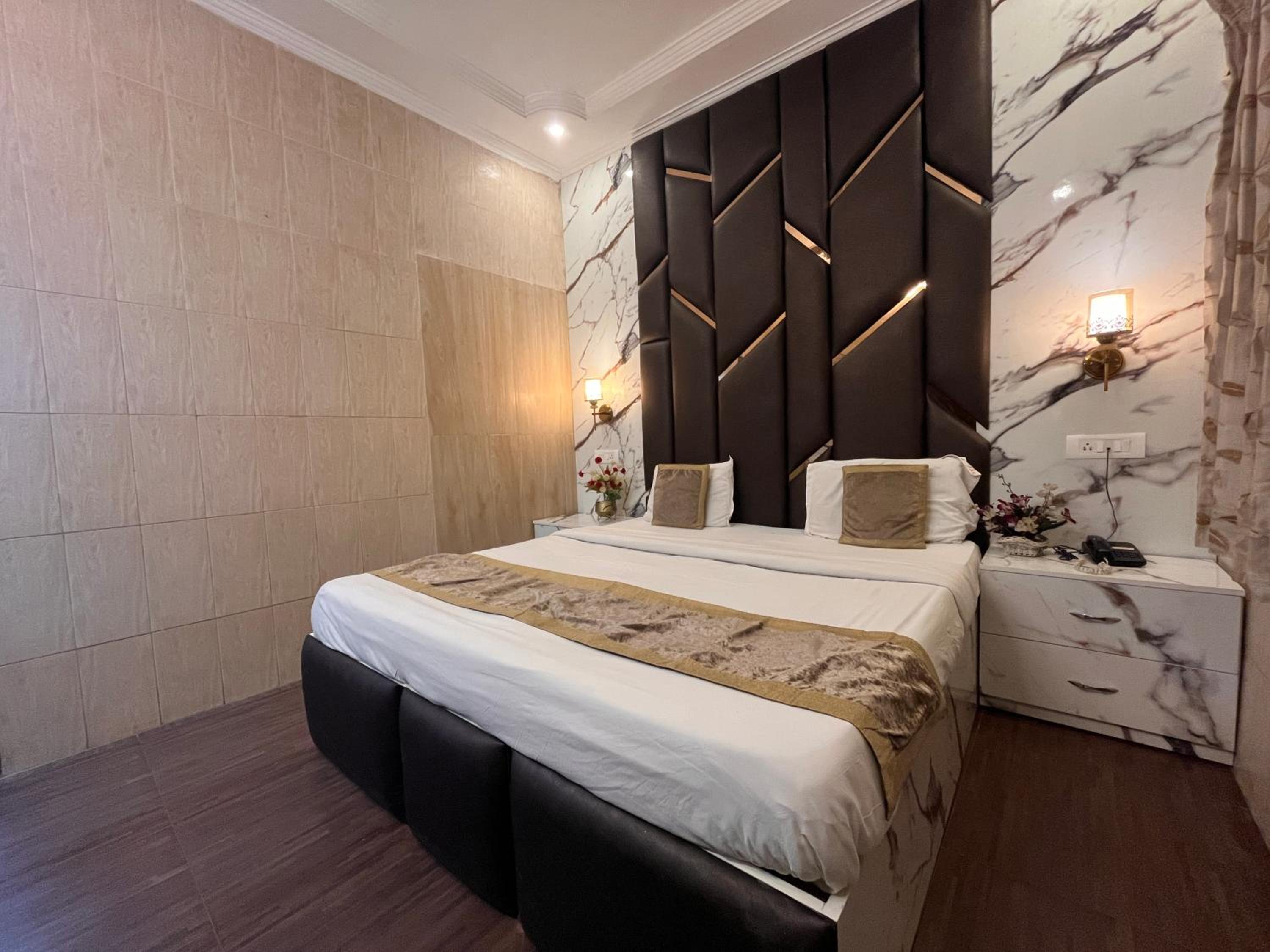 Deluxe Room - Photo 12