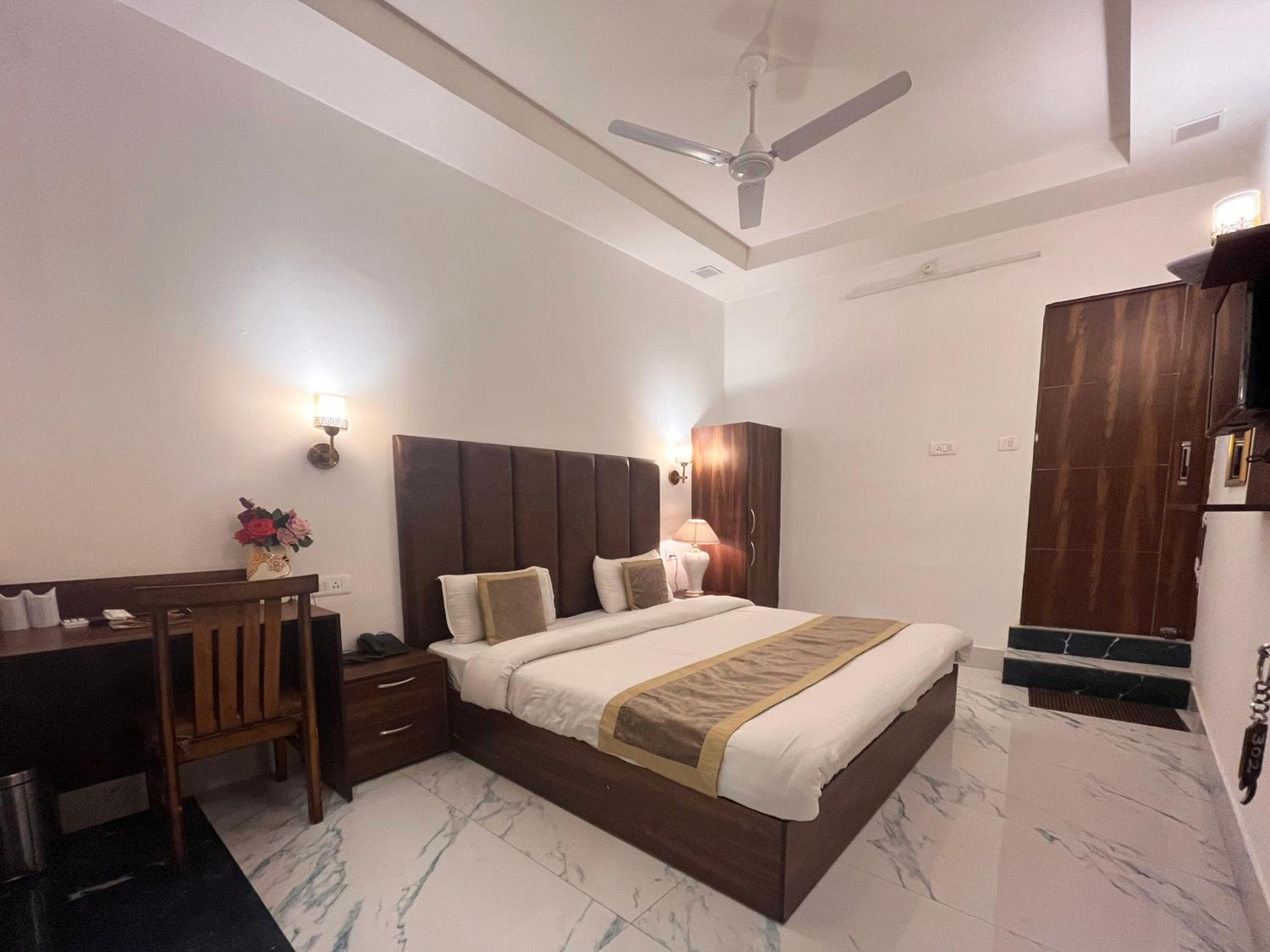 Deluxe Room - Photo 22