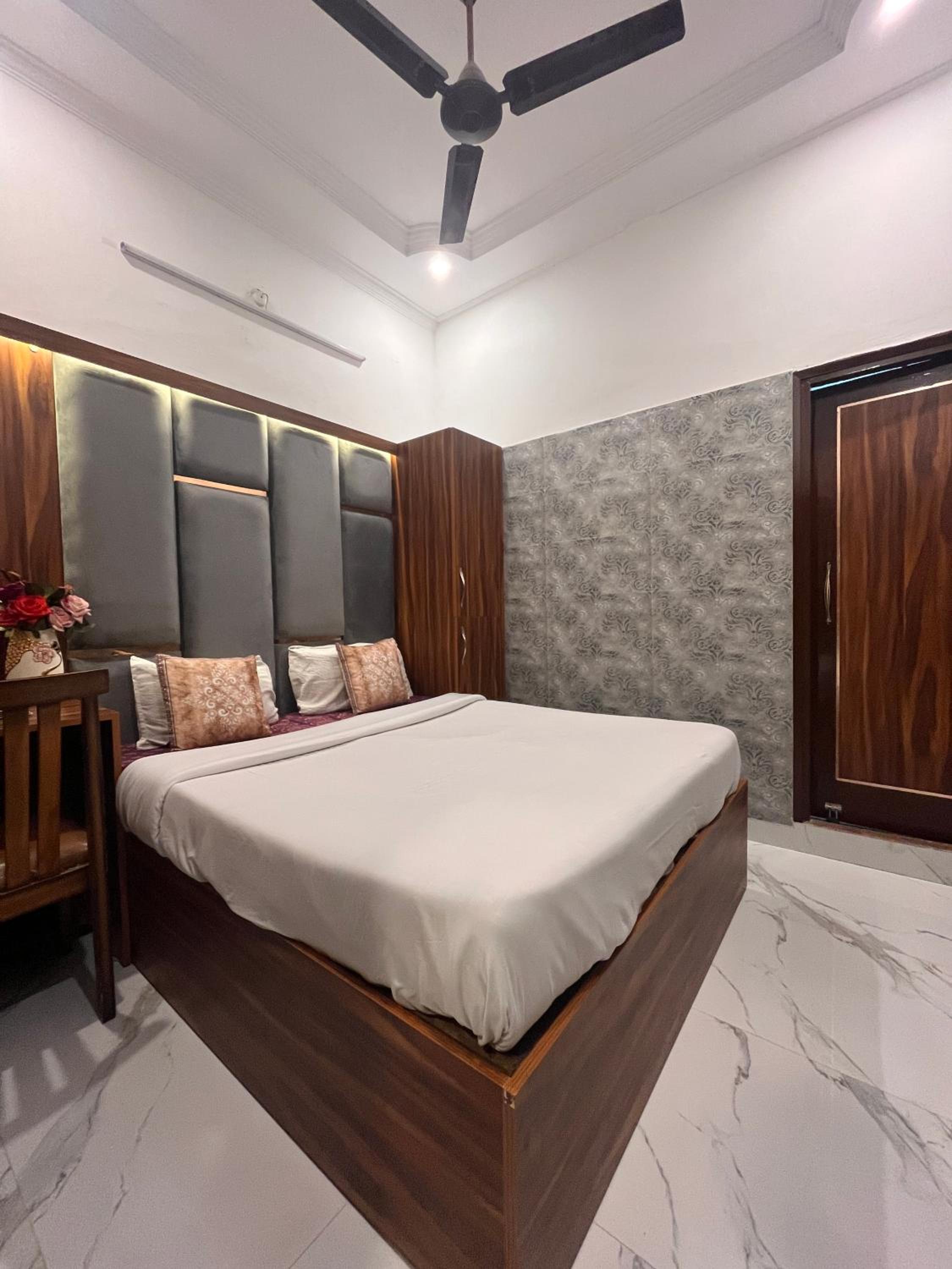 Deluxe Room - Photo 20