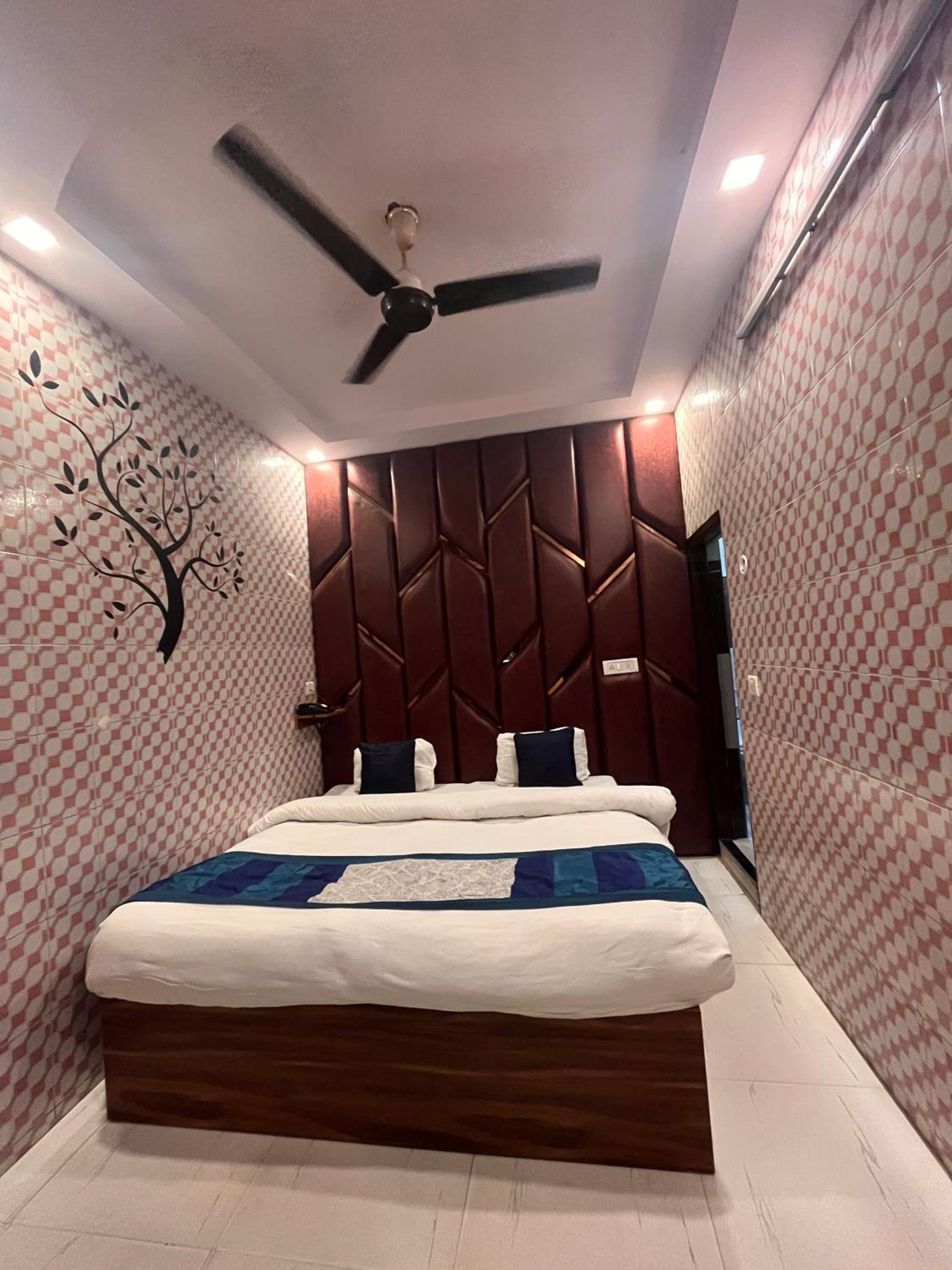 Deluxe Room - Photo 9