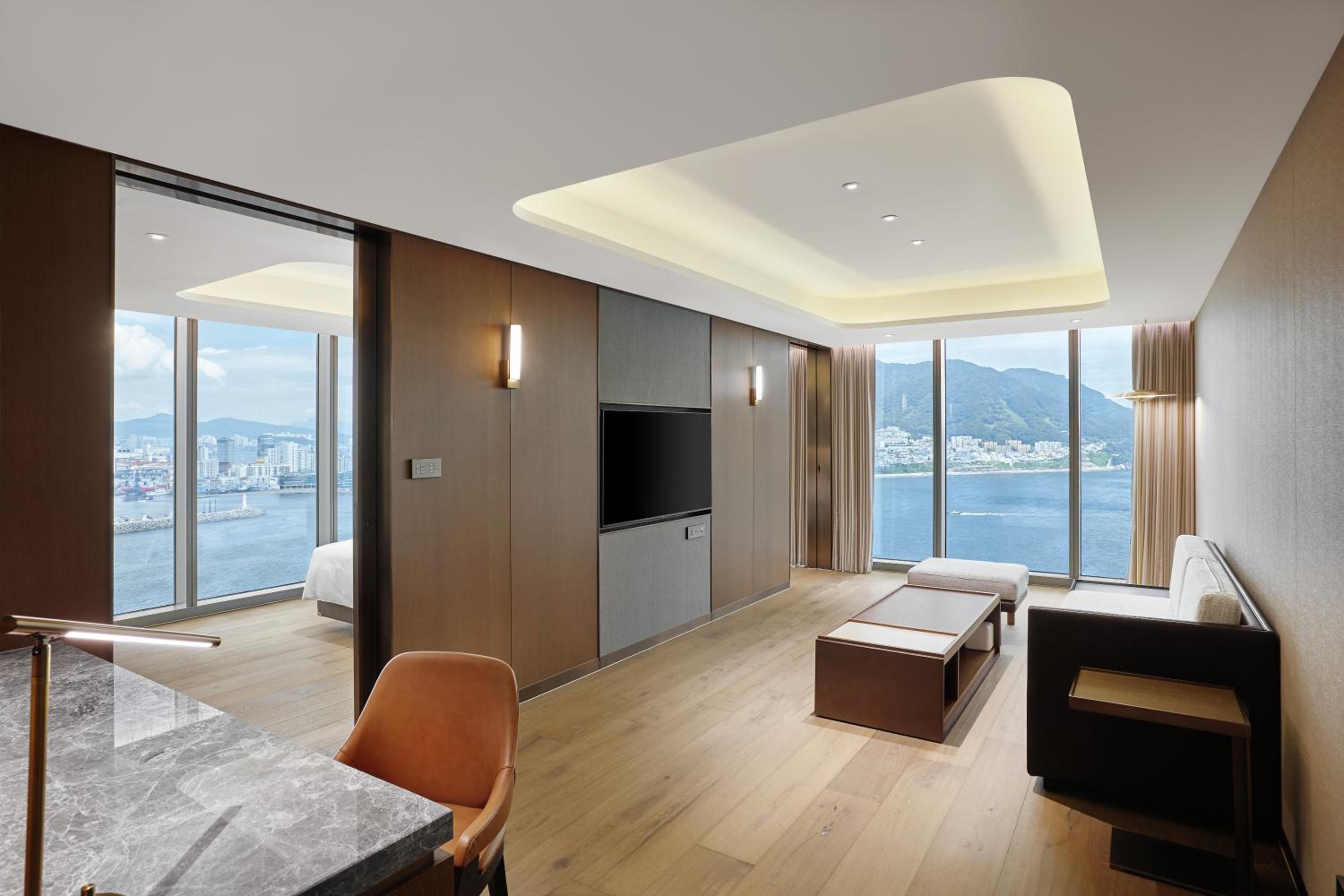 Corner Suite - Photo 3