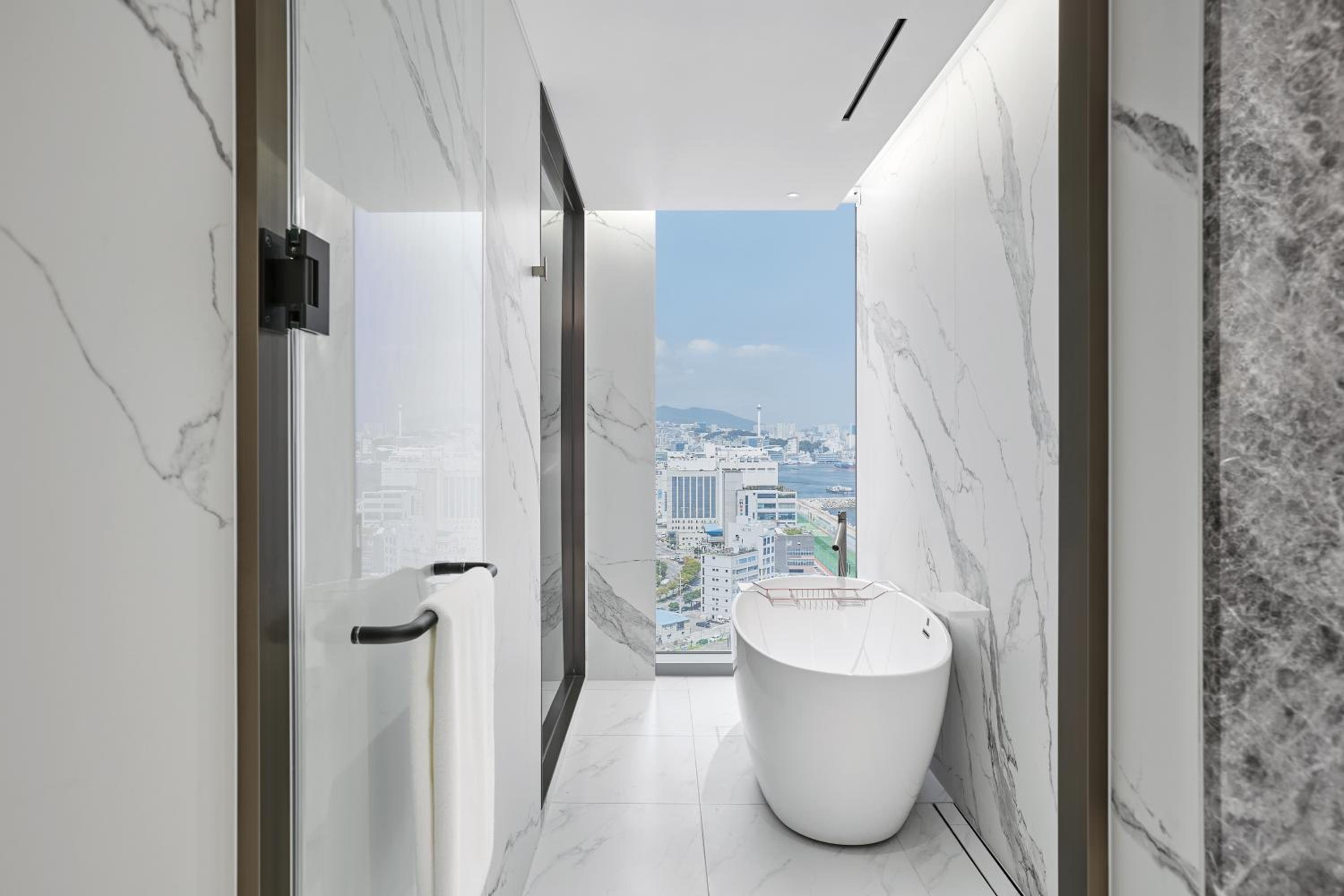 [Evening Reception PKG] Premium Corner King Room - Photo 3