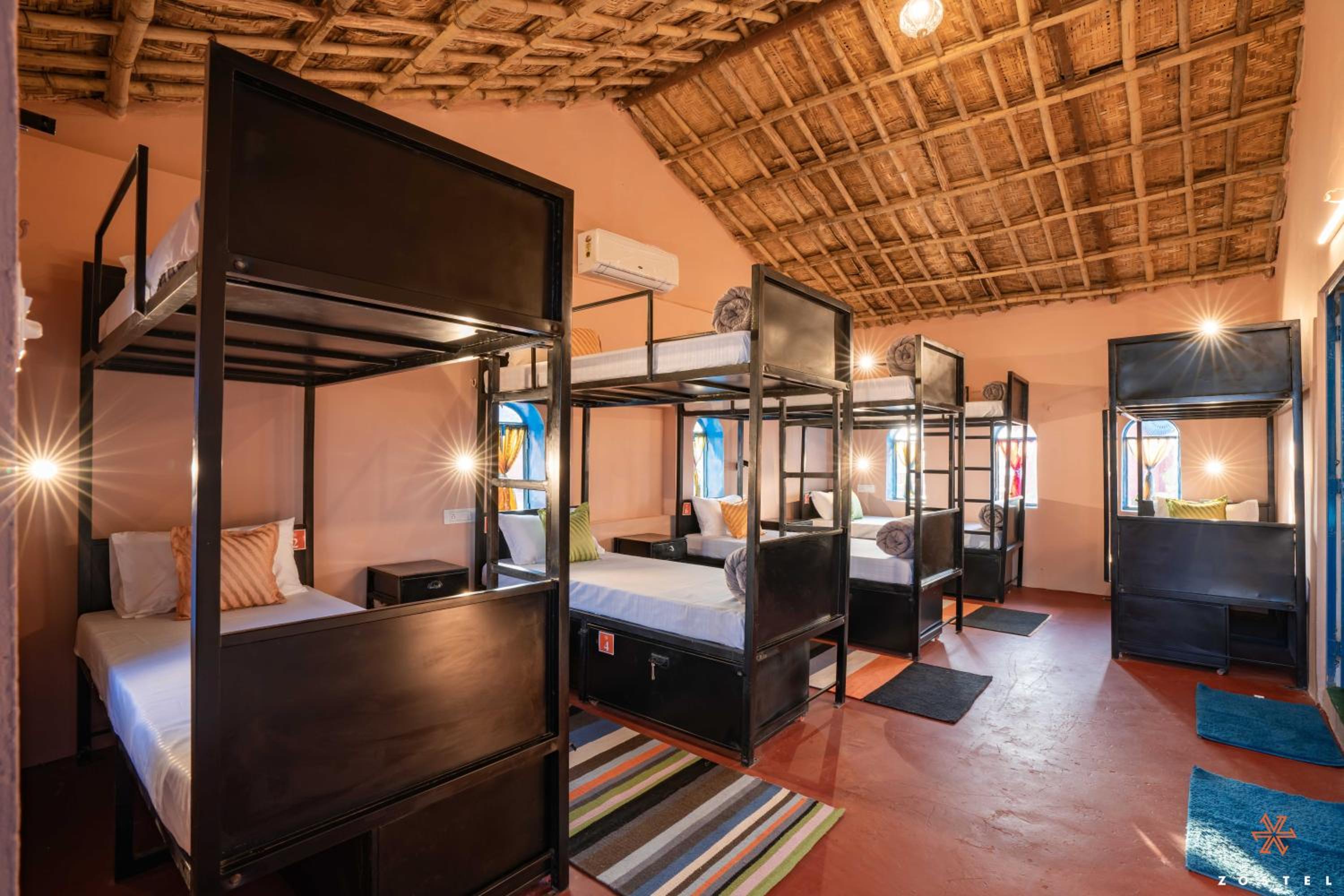 Bed in 10 Bed Mixed Dorm with a porch (Mudhouse) photo 1