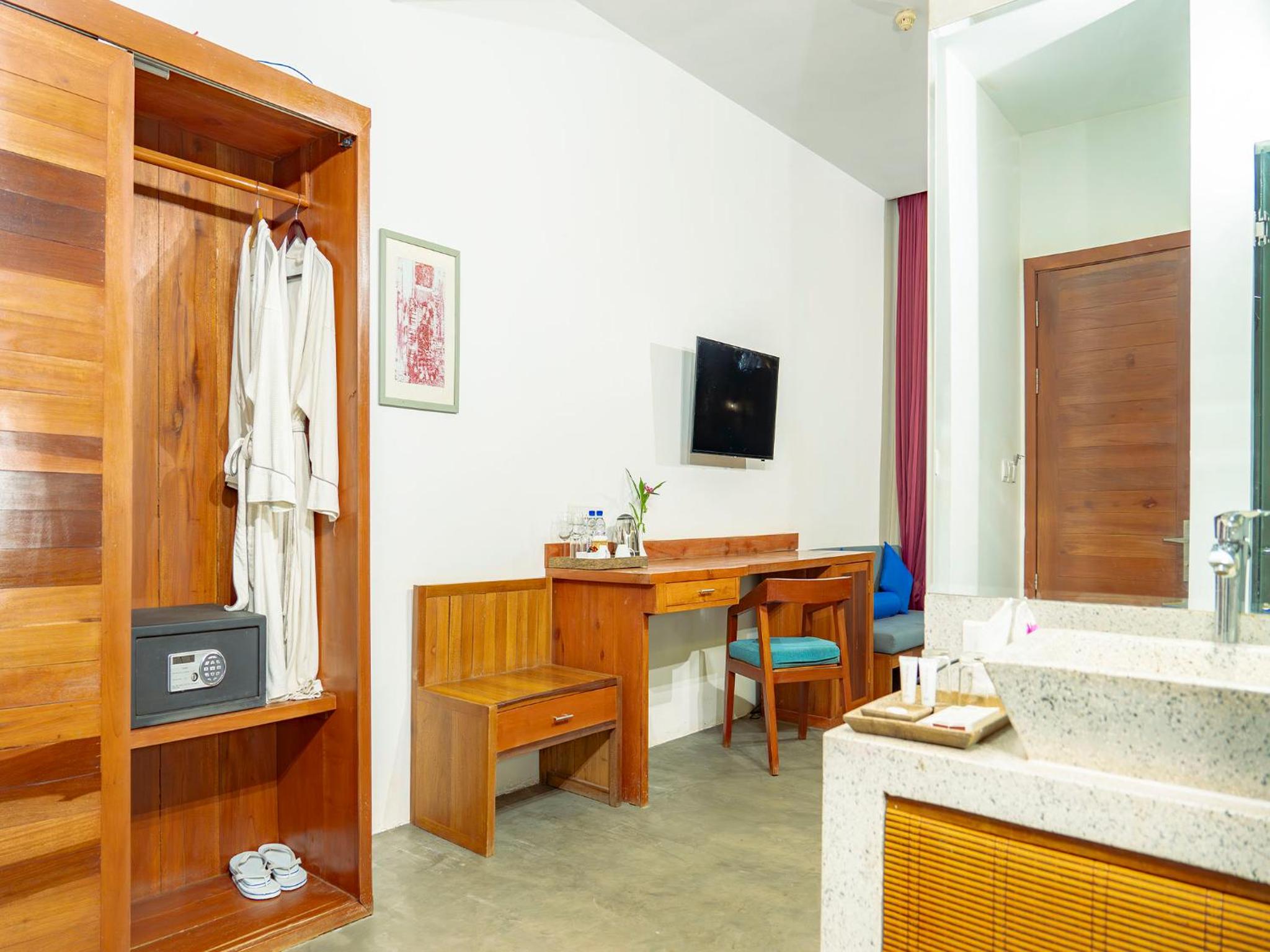 Infinity Poolside Signature Suite