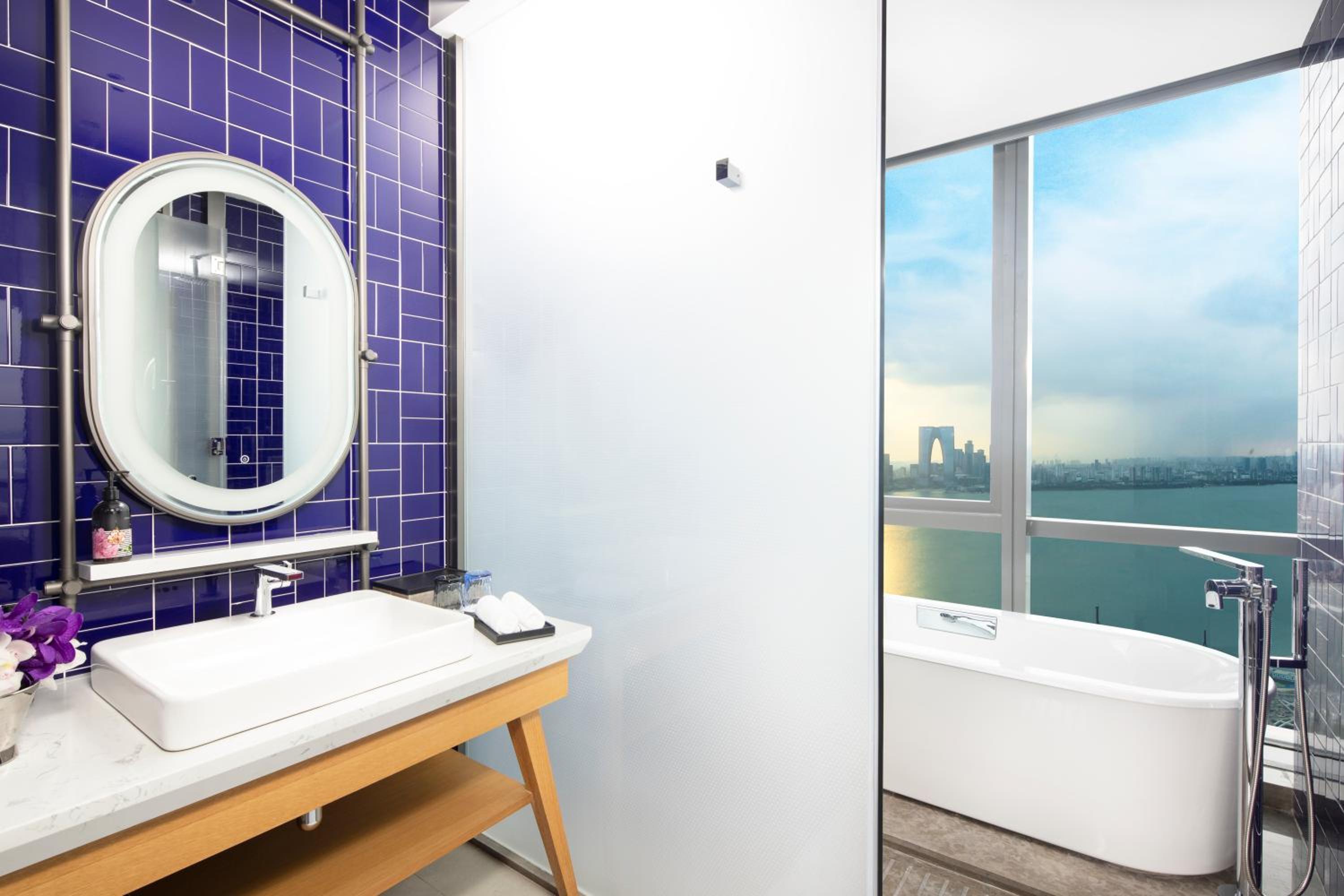Suite with Lake View thumbnail 5
