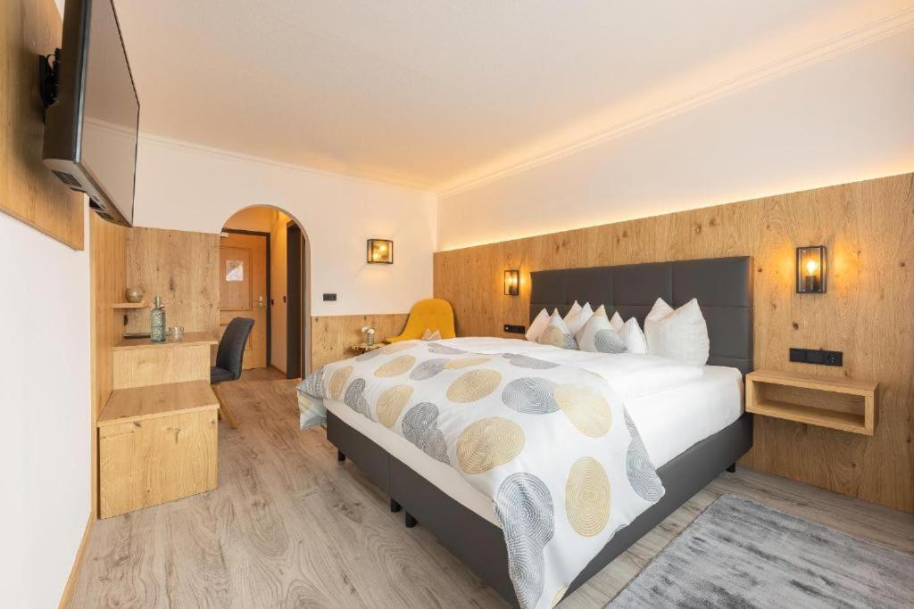 Deluxe Double Room with Balcony photo 1