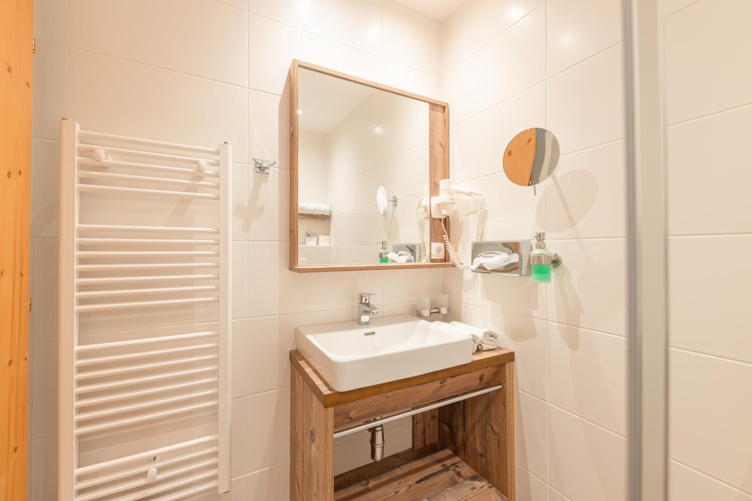 Double or Twin Room with Garden View - Photo 12