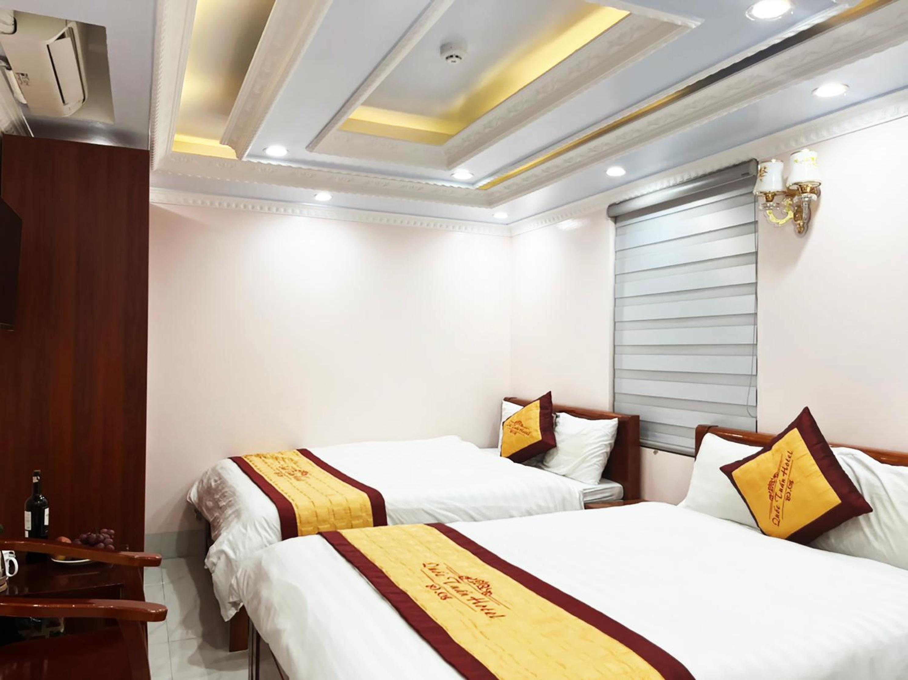 Standard Queen Room with Two Queen Beds - Photo 7