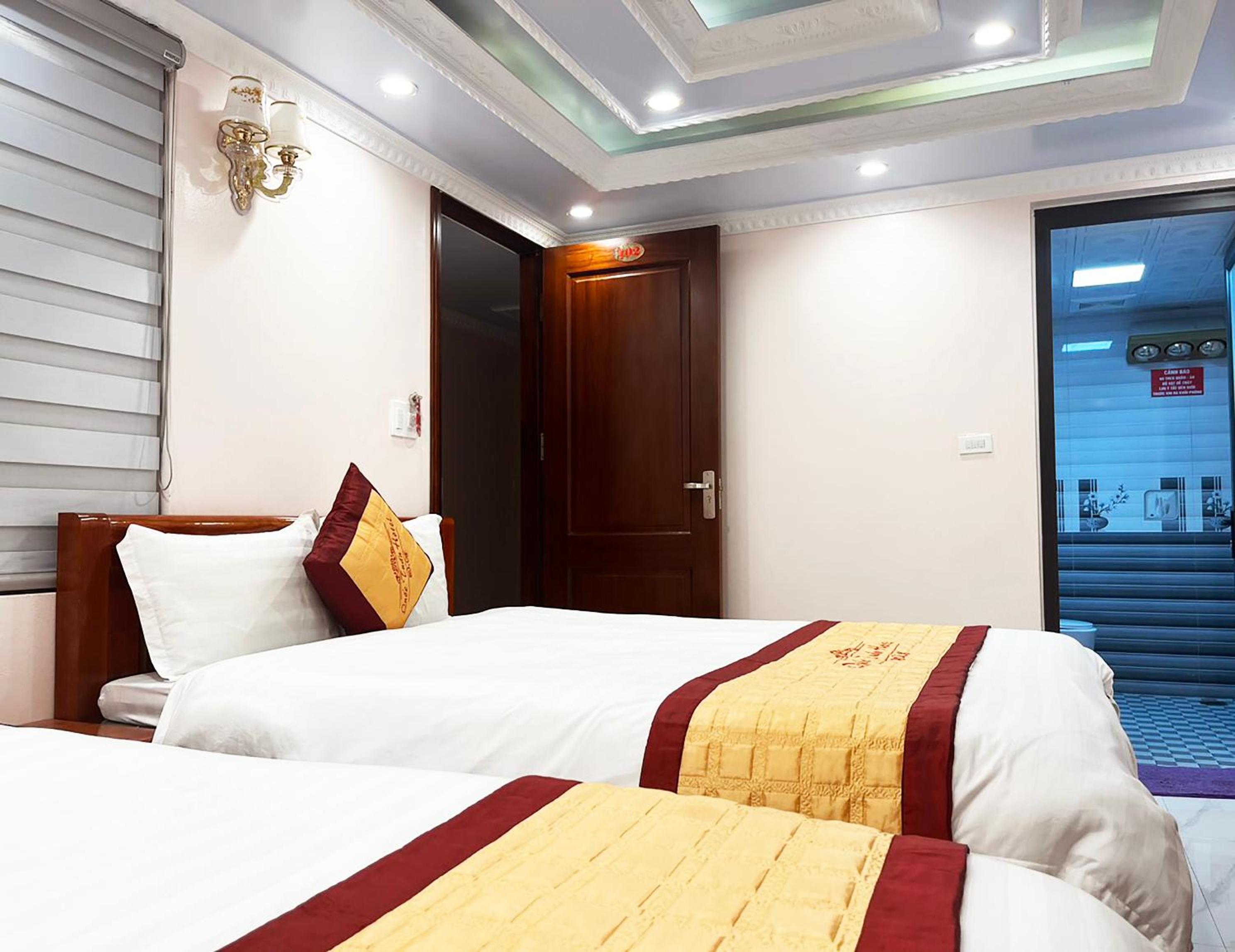 Standard Queen Room with Two Queen Beds - Photo 5