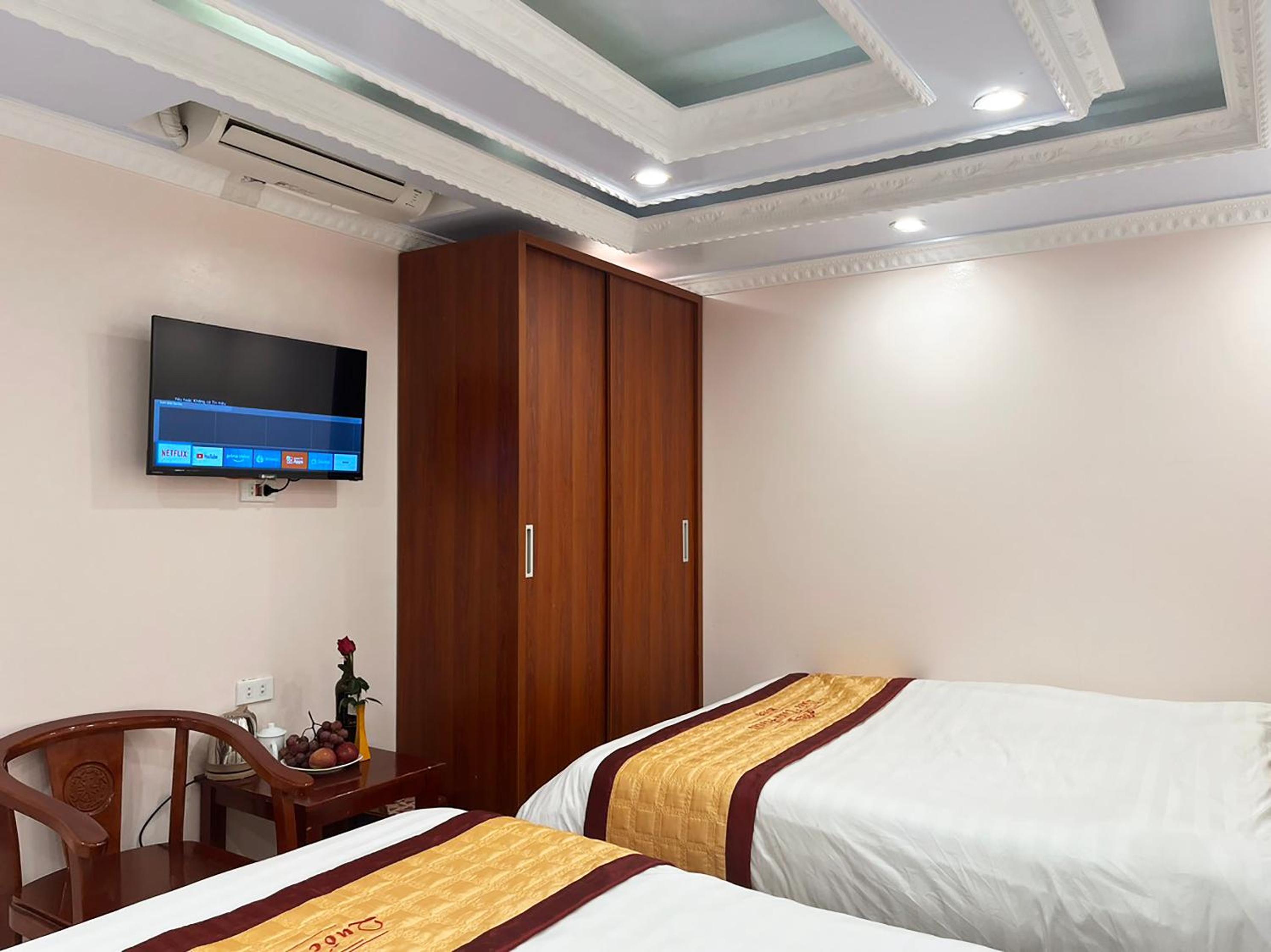 Standard Queen Room with Two Queen Beds - Photo 3