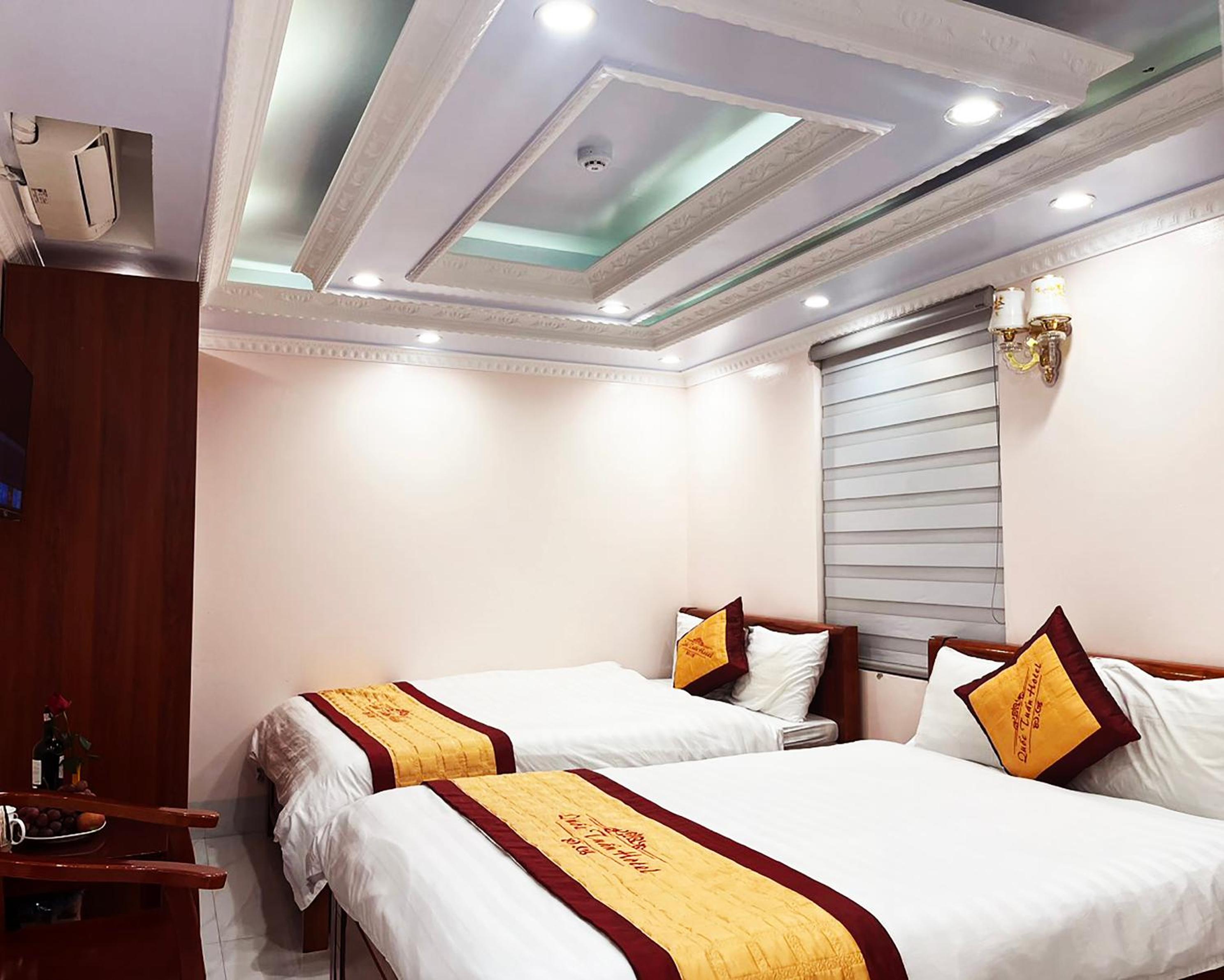 Standard Queen Room with Two Queen Beds - Photo 10