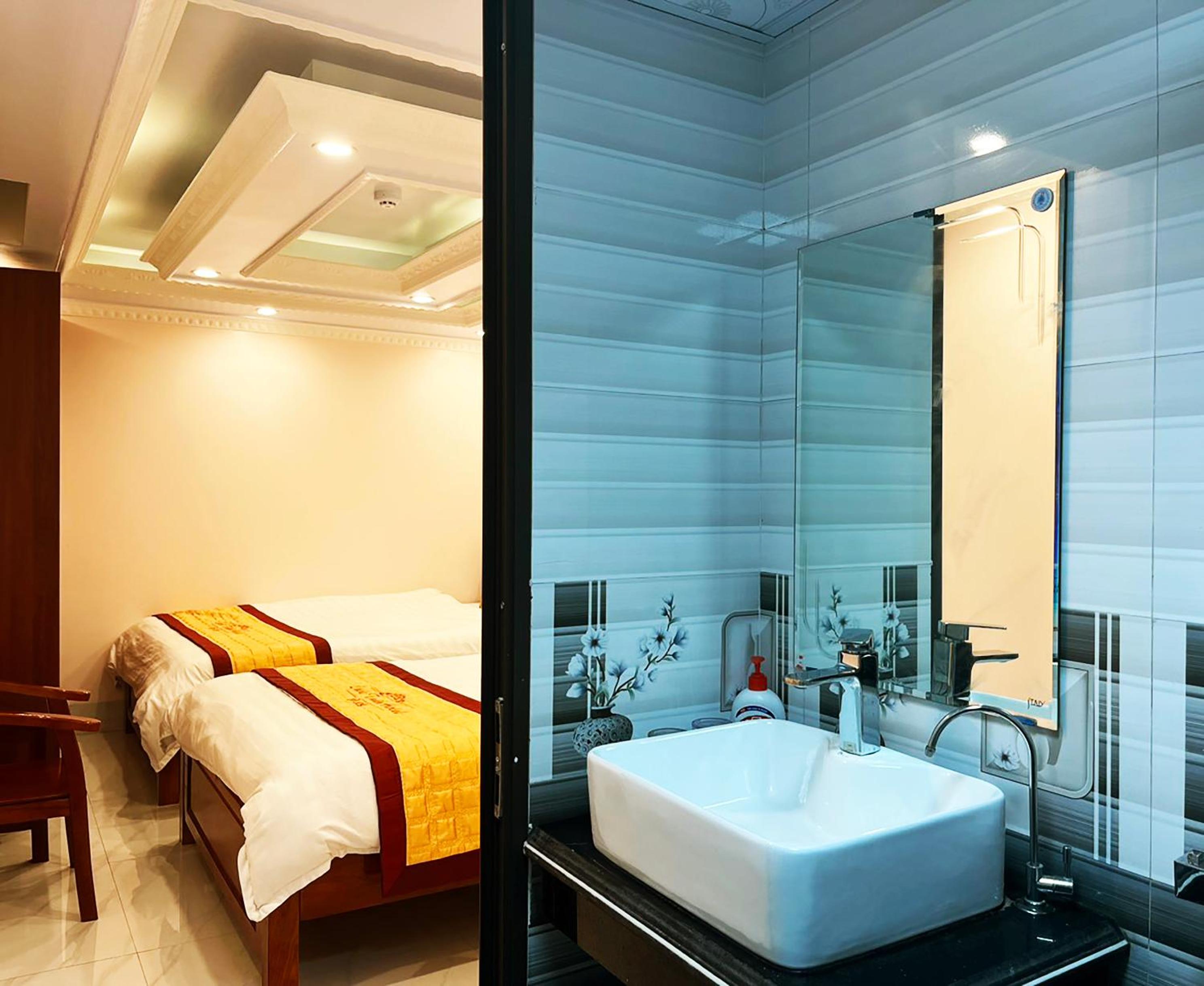 Standard Queen Room with Two Queen Beds - Photo 9