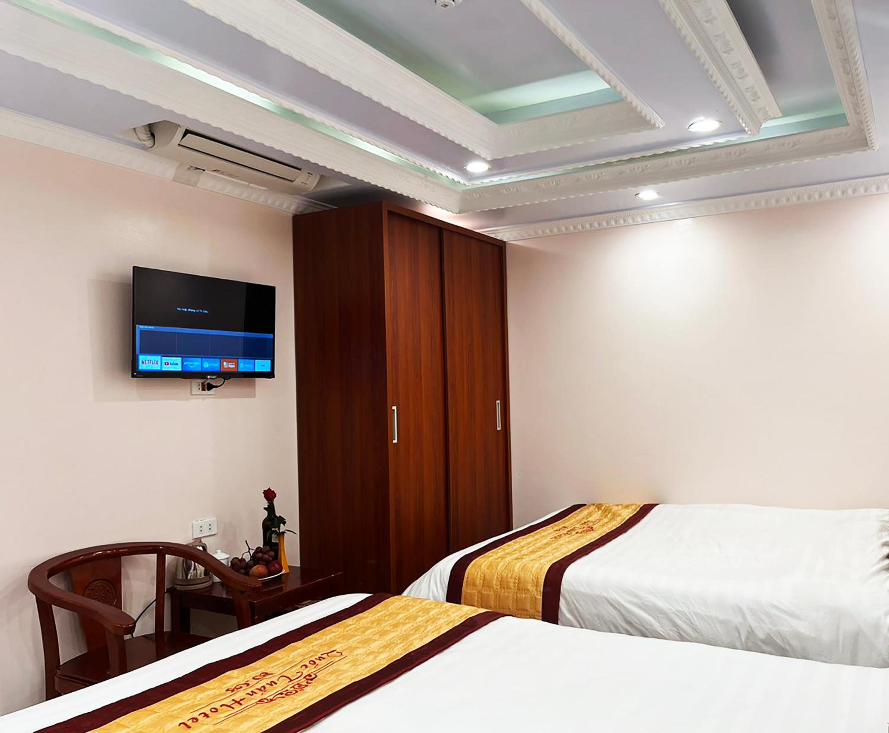 Standard Queen Room with Two Queen Beds - Photo 4