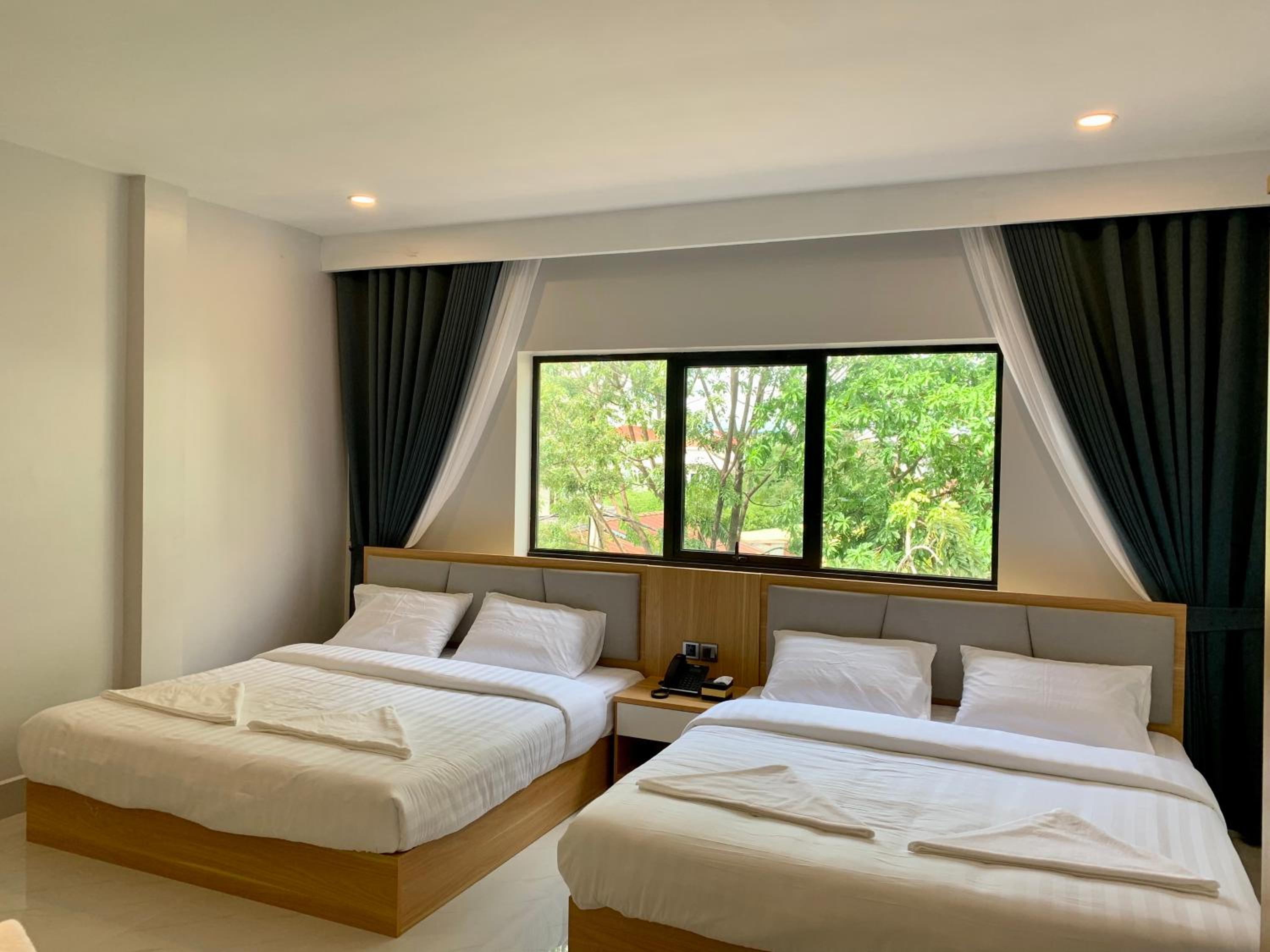 Queen Room with Two Queen Beds - Photo 8